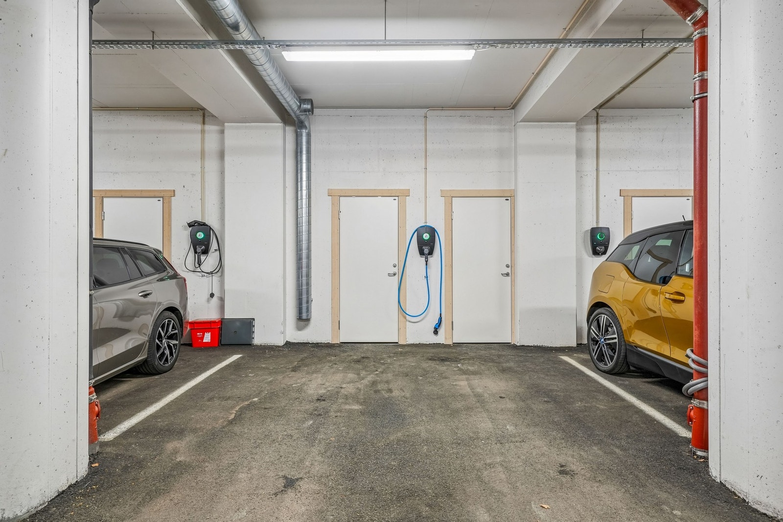 Med leiligheten følger det fast parkeringsplass og stor lagerbod i felles parkeringskjeller. Her er det elbil-lader. Galleribilde