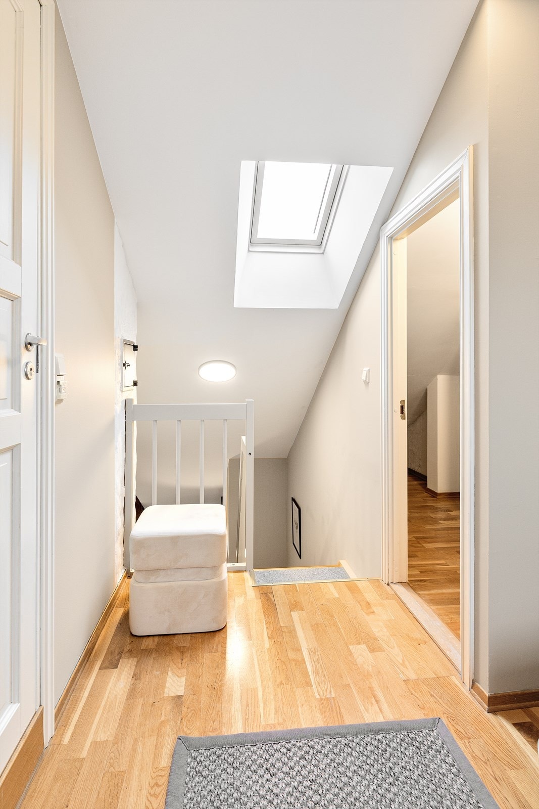 Takvinduet slipper inn rikelig med dagslys og bidrar til et lys og luftig loftsplan. Galleribilde
