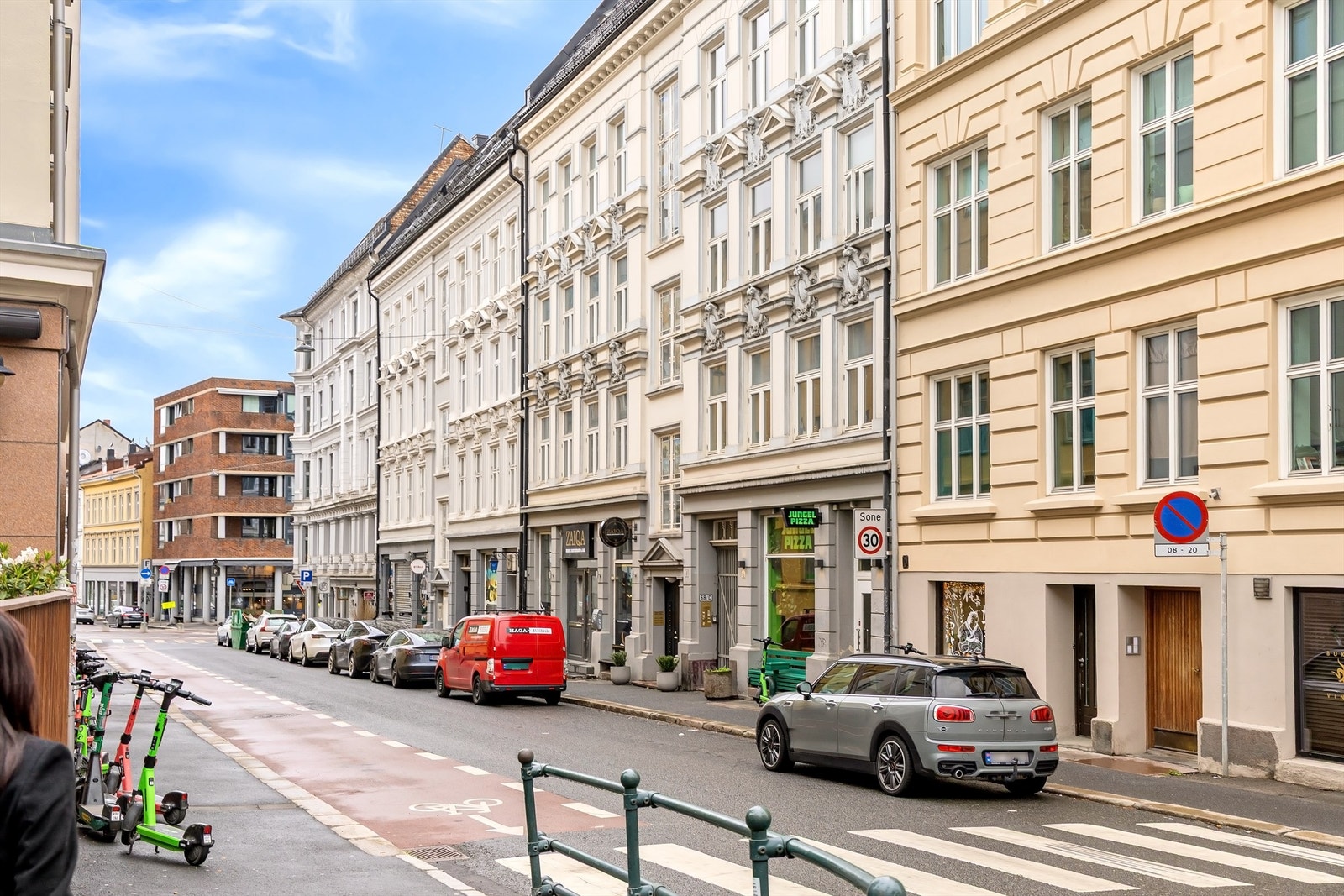 Leiligheten ligger sentralt på St. Hanshaugen, med et rikt utvalg av butikker, kafeer og restauranter rett utenfor døren. Galleribilde