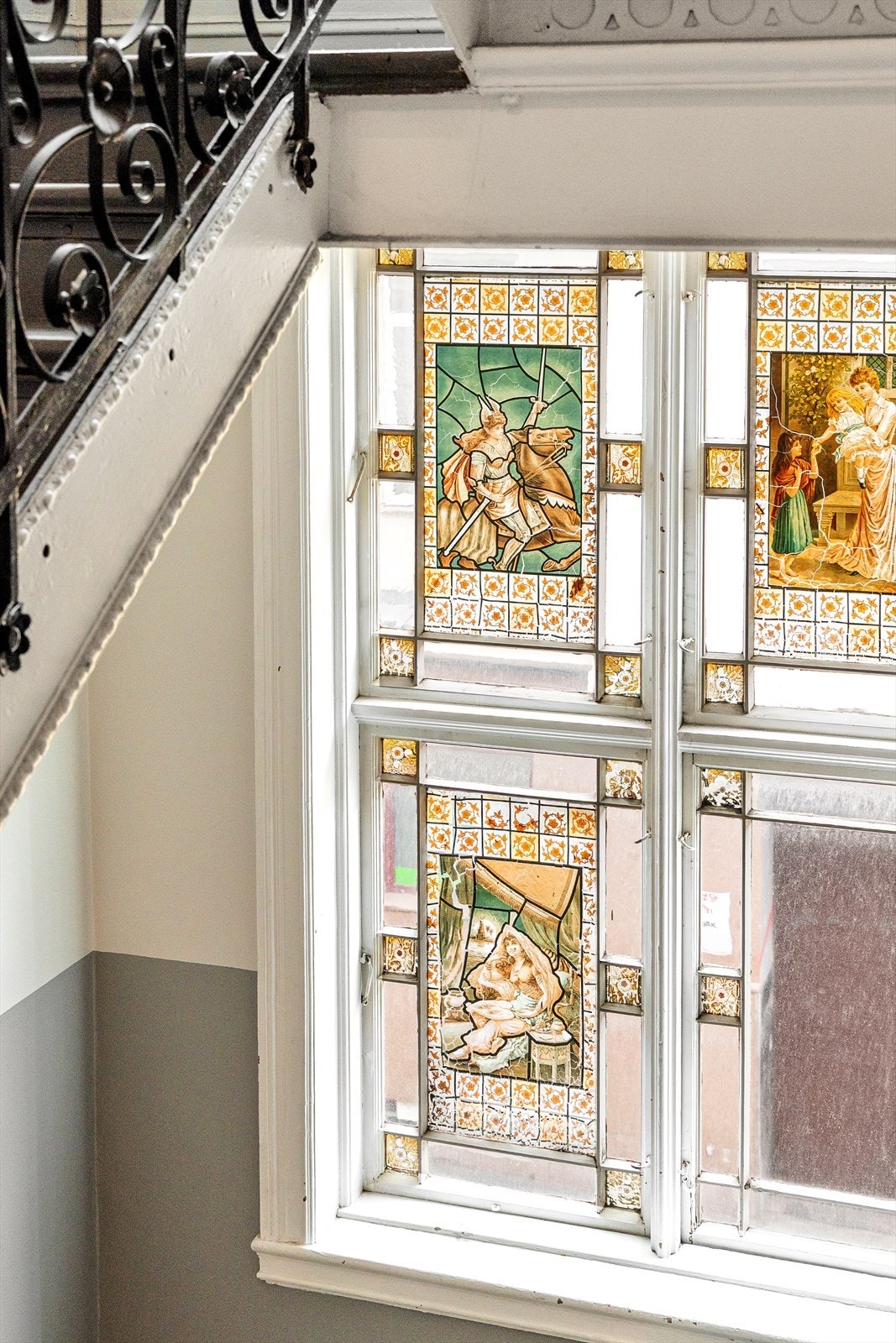 Bygården er fra 1898 og har bevart sjarmerende, originale detaljer i fellesarealene, som dette glassmaleriet i trappeoppgangen. Foto: Trond Walsø / Walso Work Galleribilde