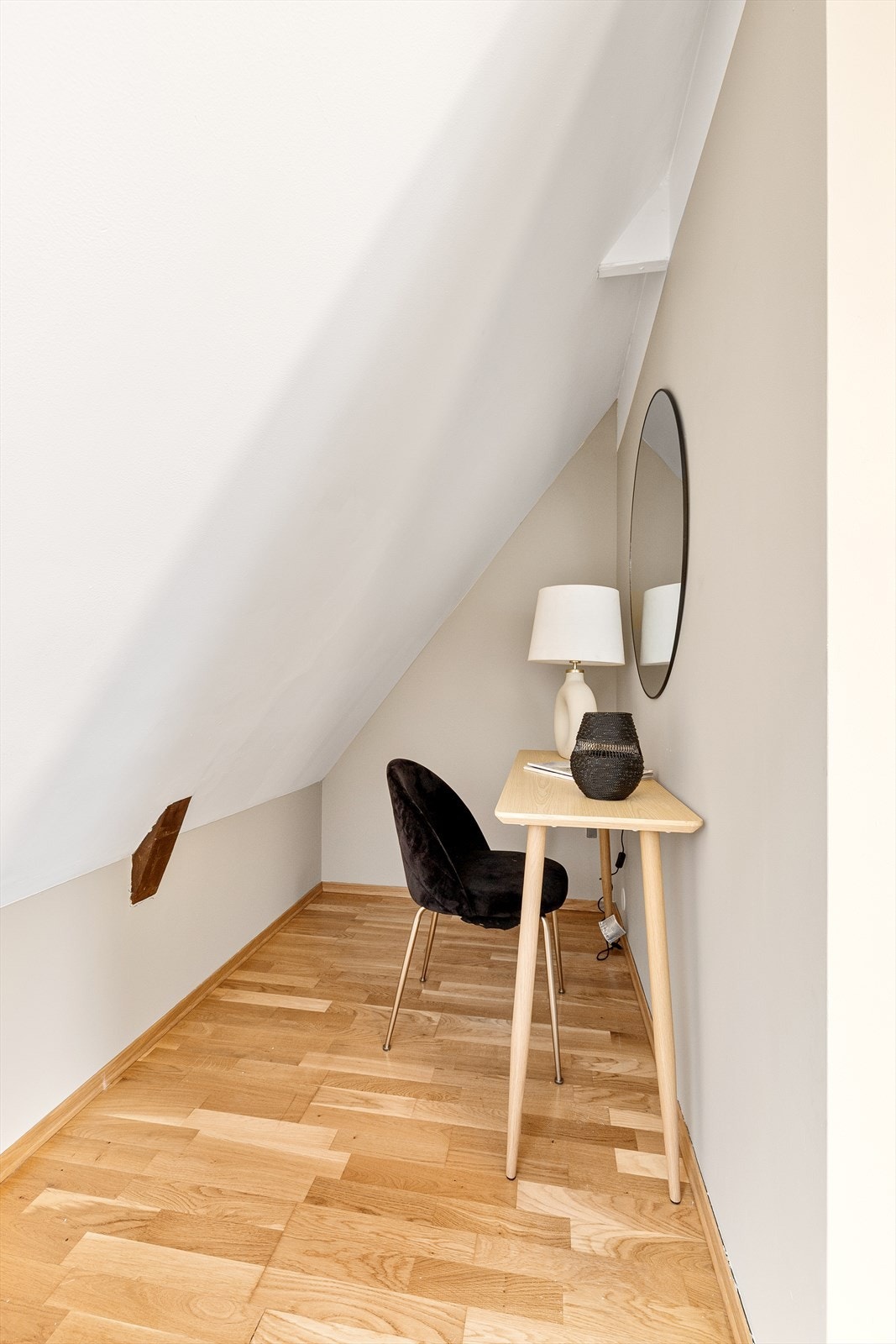 Under skråtaket er det en fin plass for en liten arbeids- eller lesekrok. Galleribilde