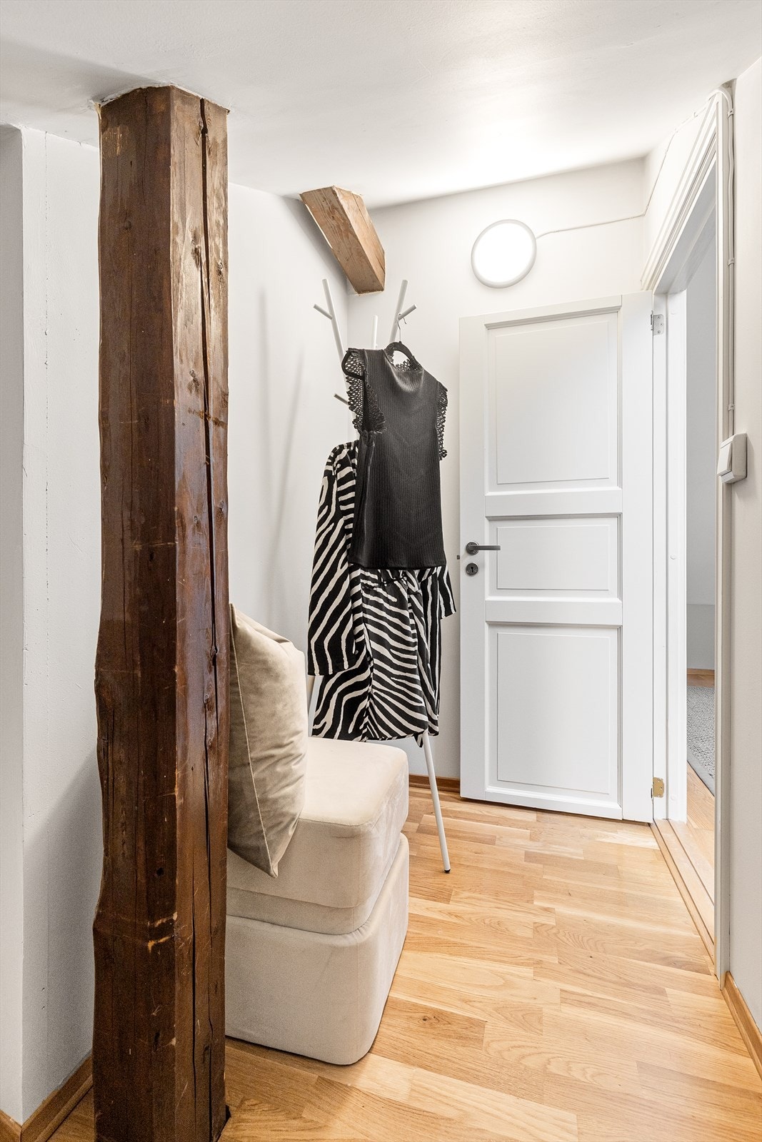 Den innvendige boden på loftsplanet gir praktisk og lett tilgjengelig oppbevaringsplass. I tillegg disponerer leiligheten en kjellerbod. Galleribilde