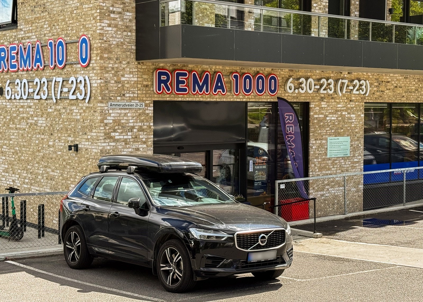 Det er gåavstand til både Rema 1000 og Kiwi på Ammerud. Grorud senter er ca. 15 minutters gange unna. Galleribilde
