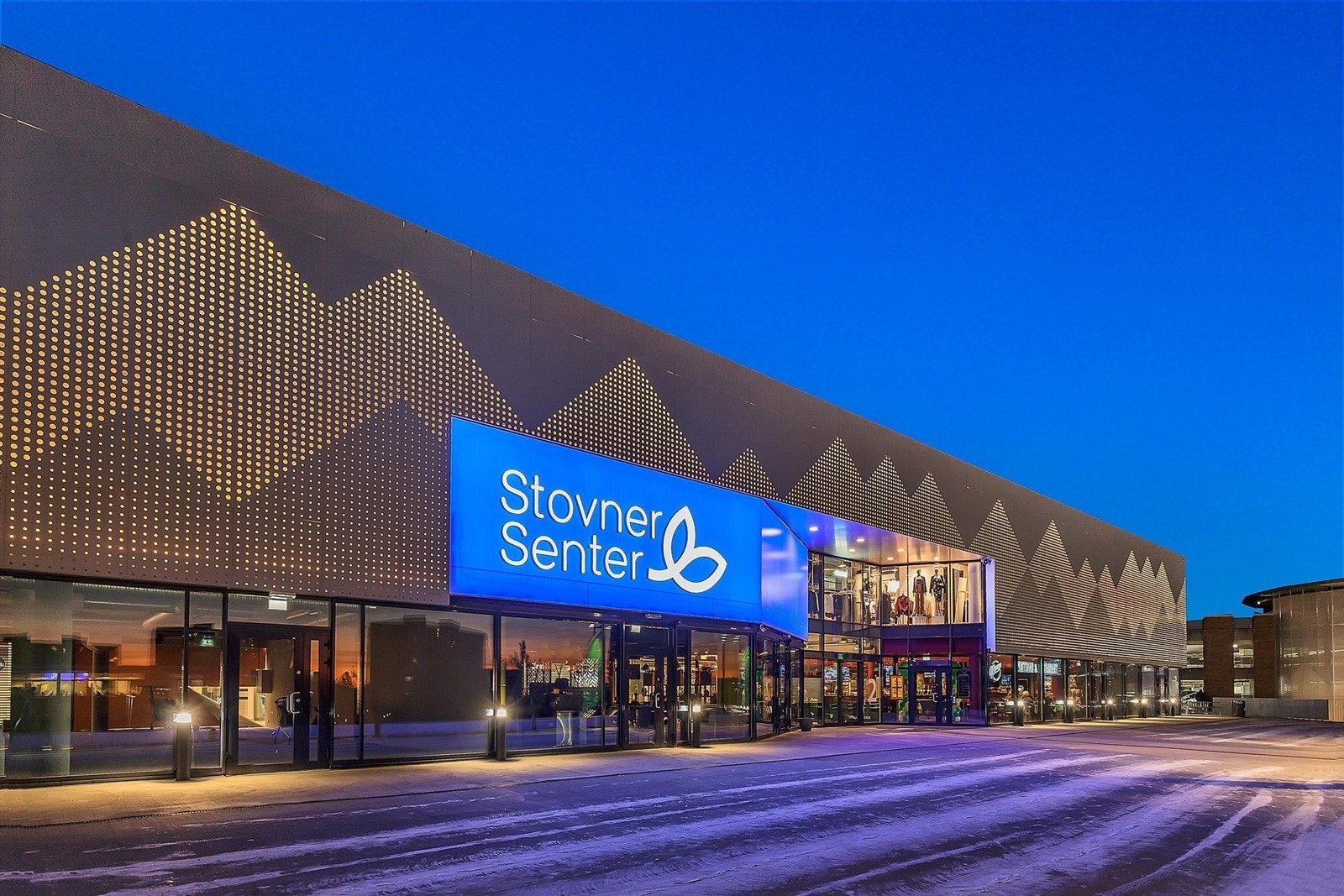 Stovner Senter utmerker seg som Norges største lokalsenter og har over 90 forretninger, herunder tannlege, kiropraktor, Deichmanske bibliotek, dagligvarebutikker, klesbutikker, spisesteder m.m. Galleribilde