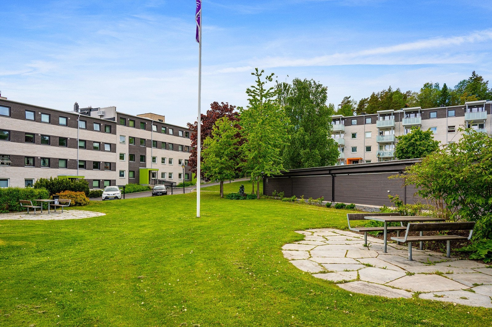 Felles tomt med flotte grøntområder og sittegrupper der årets varme dager kan nytes. Galleribilde