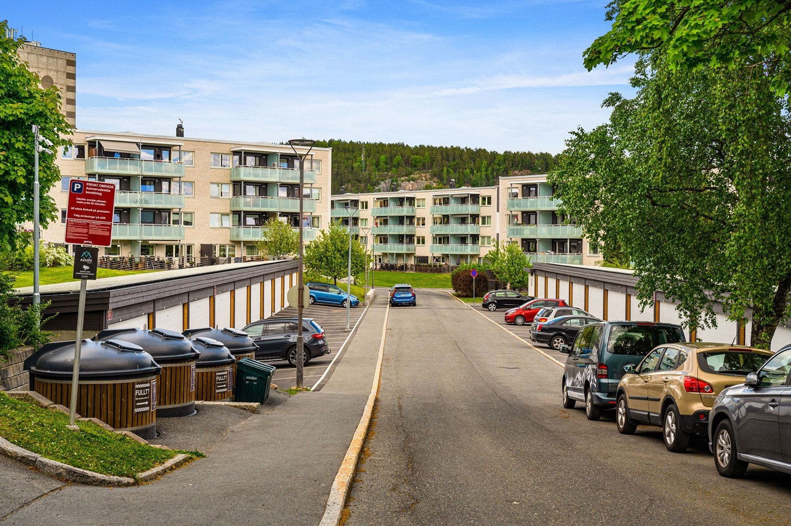 Borettslaget har garasjer og parkeringsplasser til utleie, som tildeles av styret. Galleribilde