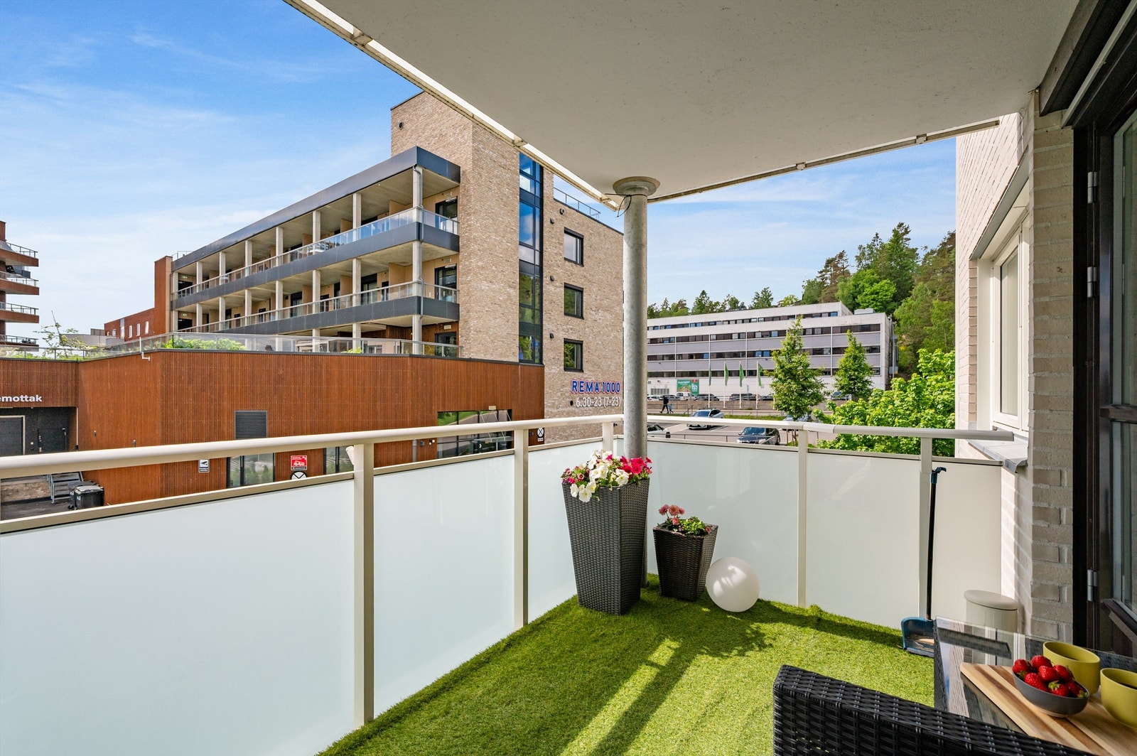 Balkongen har god plass til en sittegruppe. Galleribilde