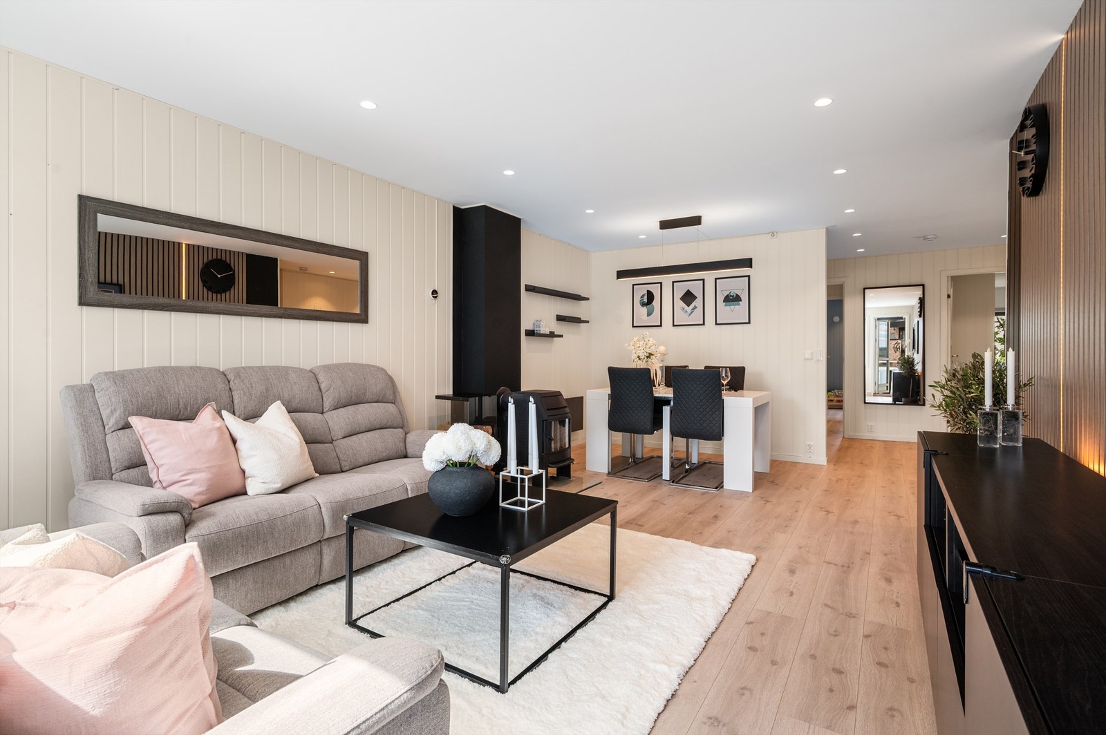 Boligen har en meget god planløsning. Stuen er av god størrelse med plass til sofa, tilhørende salongbord og TV-seksjon. Galleribilde