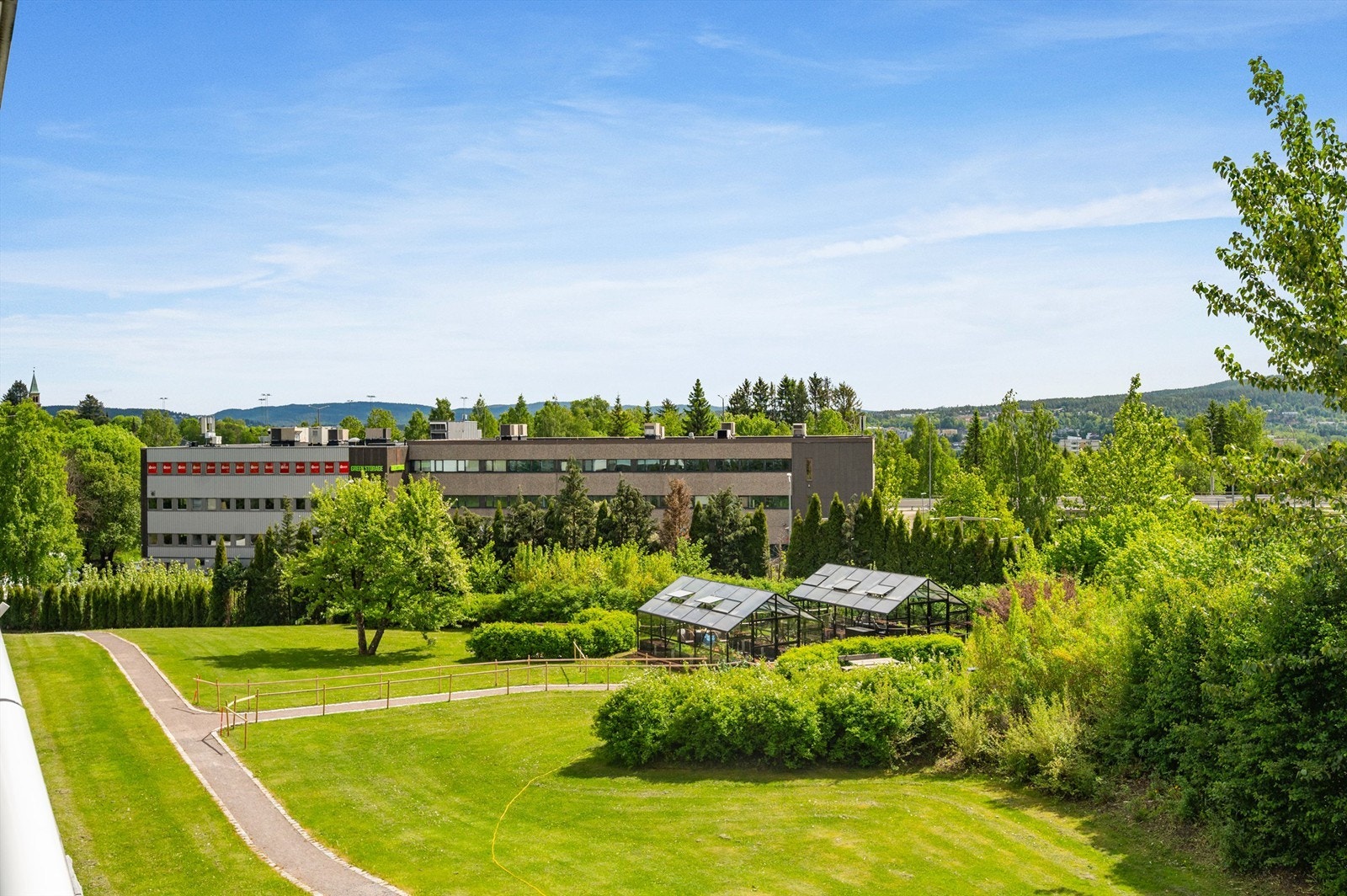 Fra balkongen er det et fantastisk, frodig utsyn mot frønne fellesområder. Galleribilde