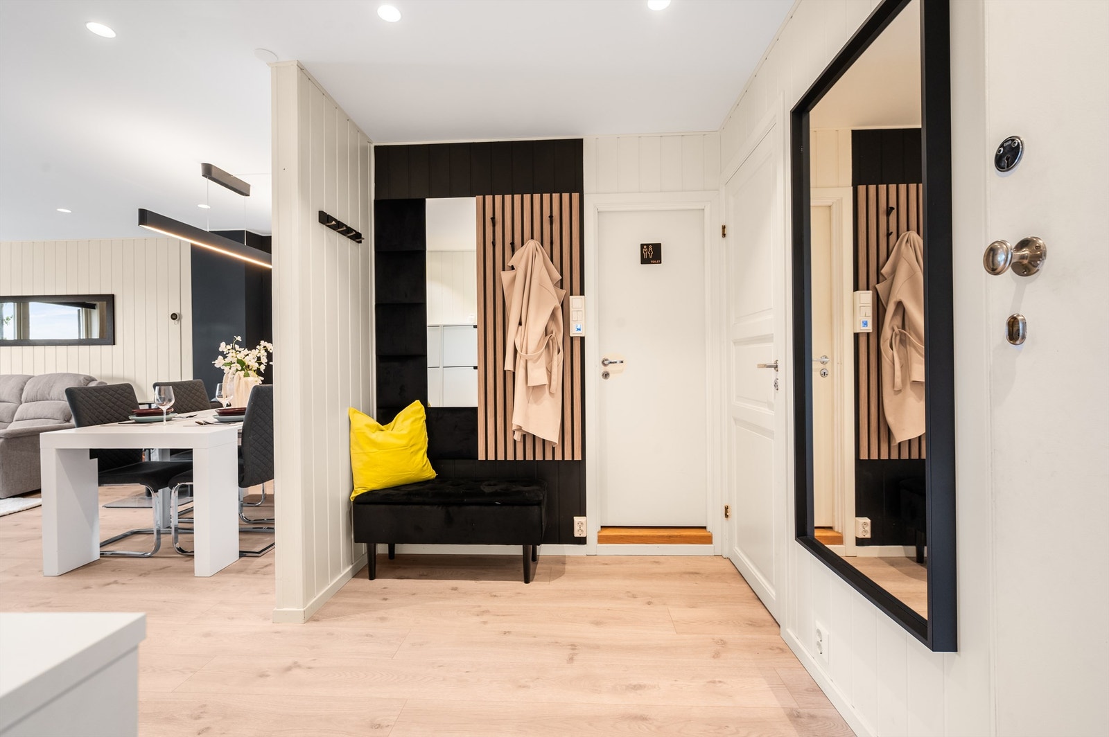 Velkommen til inn i en innbydende entré som gir et godt førsteinntrykk av boligen. Galleribilde