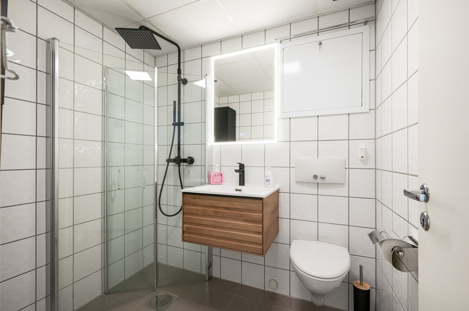 Badet er flislagt på gulv og vegger med varme i gulver for økt komfort. Galleribilde