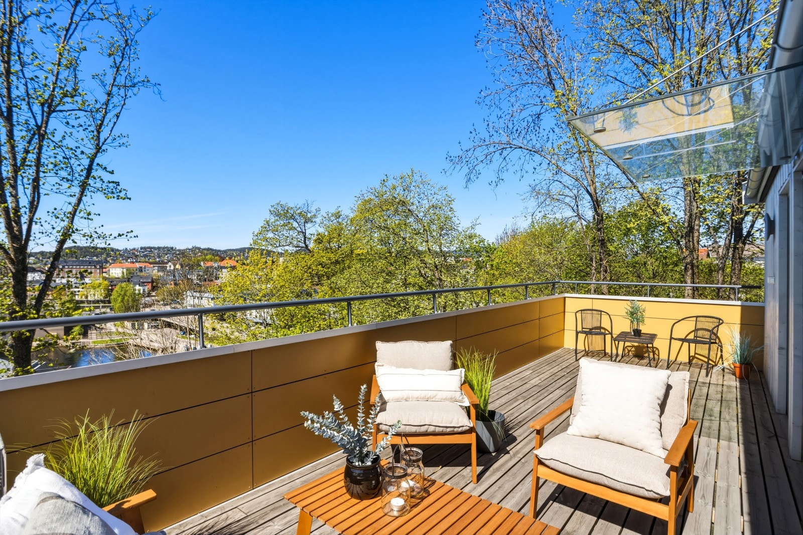 Leiligheten er over to plan med vestvendt terrasse for optimale solforhold. Galleribilde