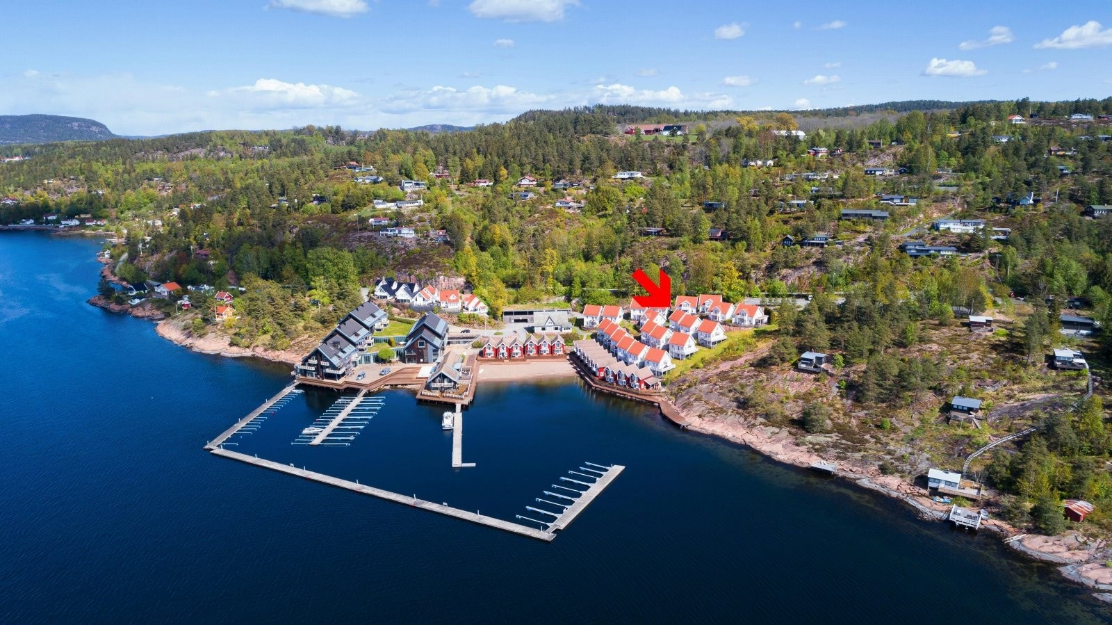 Hytten er del av sameiet Holmsbu Resort - et lite stykke sørlandsidyll langs kysten sør i Asker. Foto: Digit Media AS. Galleribilde