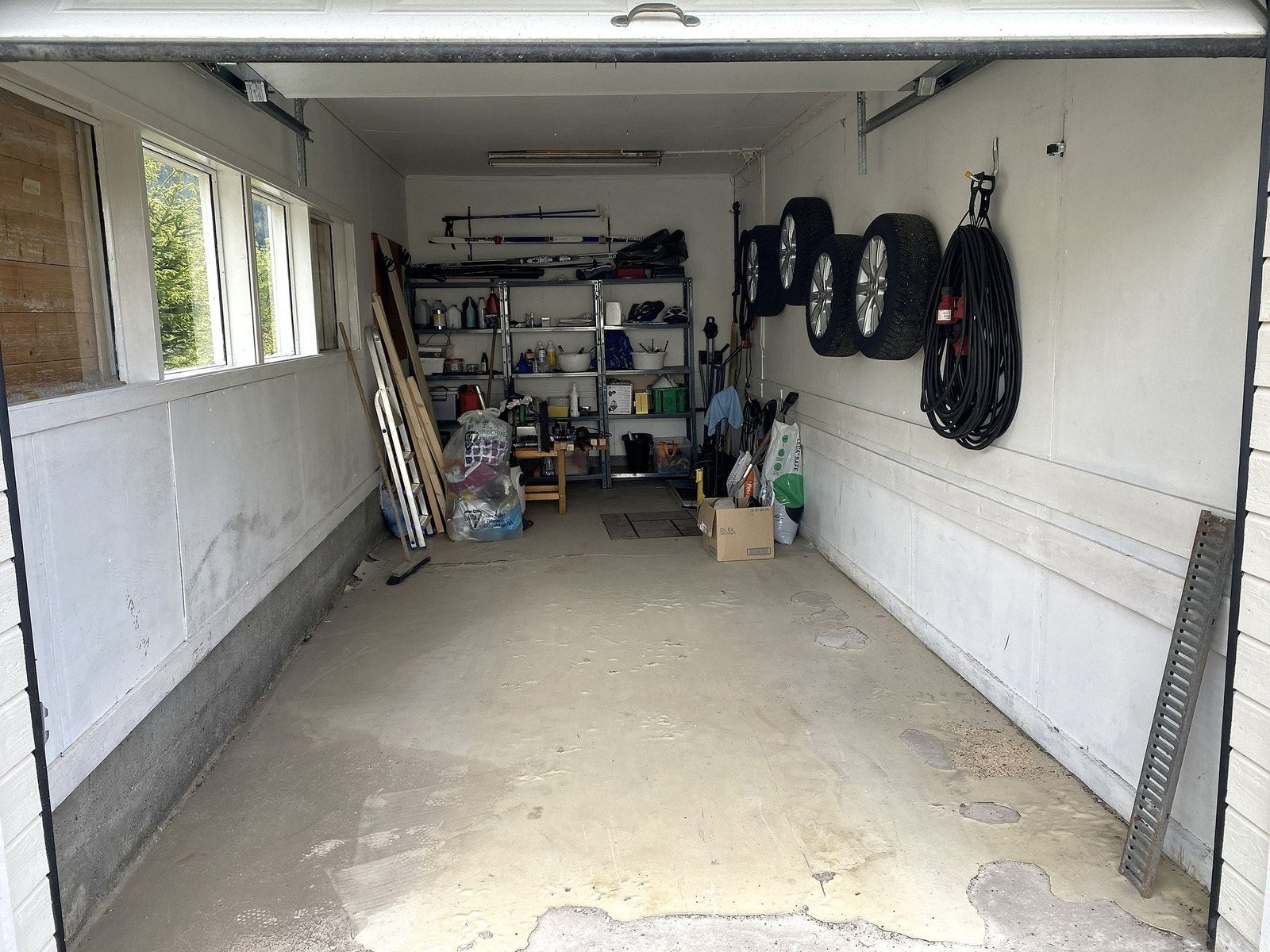 Garasje + flere parkeringsplasser Galleribilde