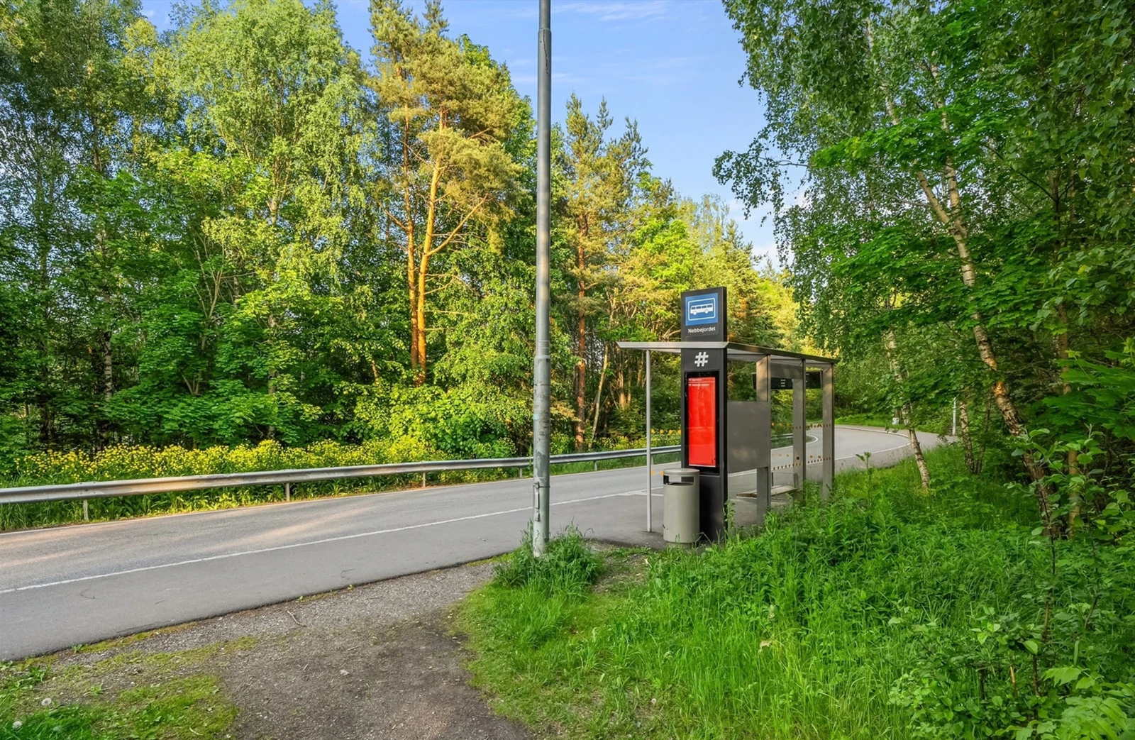 Nebbejordet bussholdeplass, ca. 2 minutters gange. Galleribilde