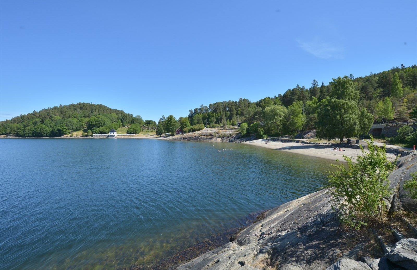 Hvervenbukta er en meget populær badeplass en hyggelig spasertur unna. Galleribilde
