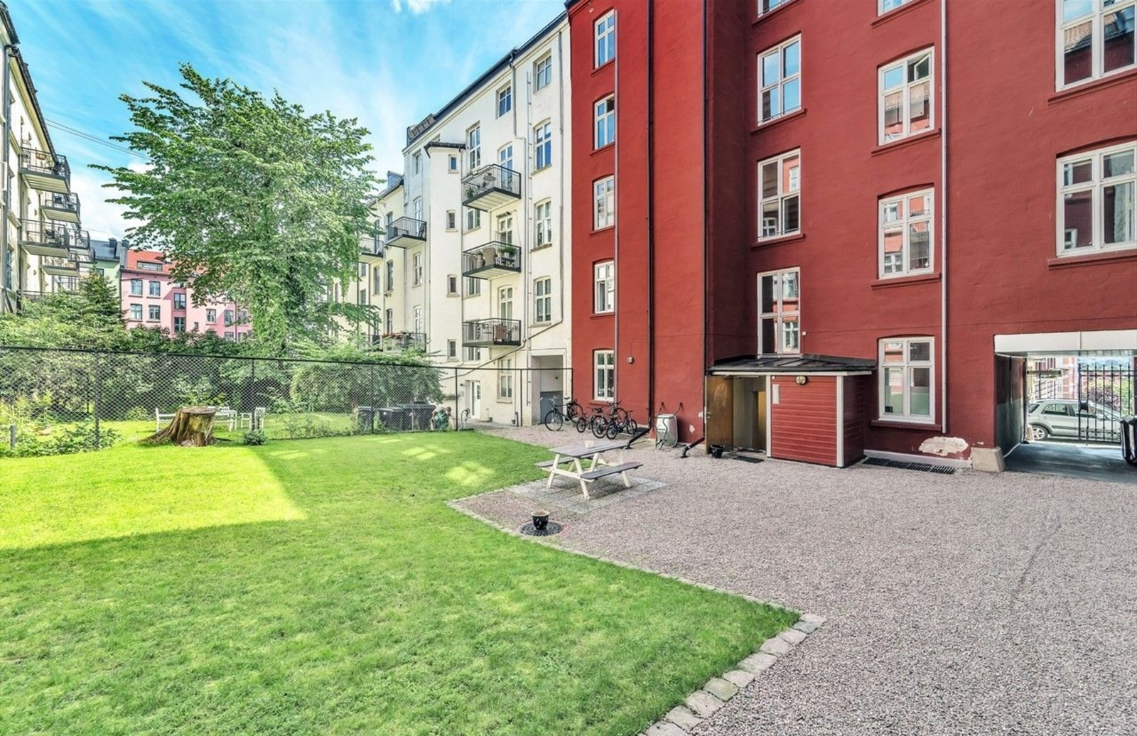 Meget pent opparbeidet bakgård. Det er felles sykkelparkering til glede for beboerne. Galleribilde