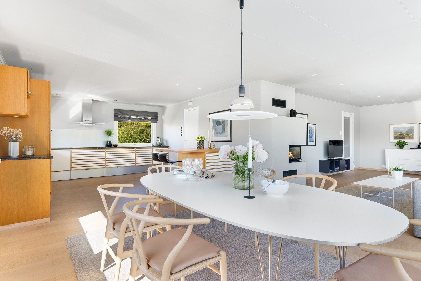 Stilrent og lekker Uno form-kjøkkeninnredning med klassisk, dansk design. Galleribilde