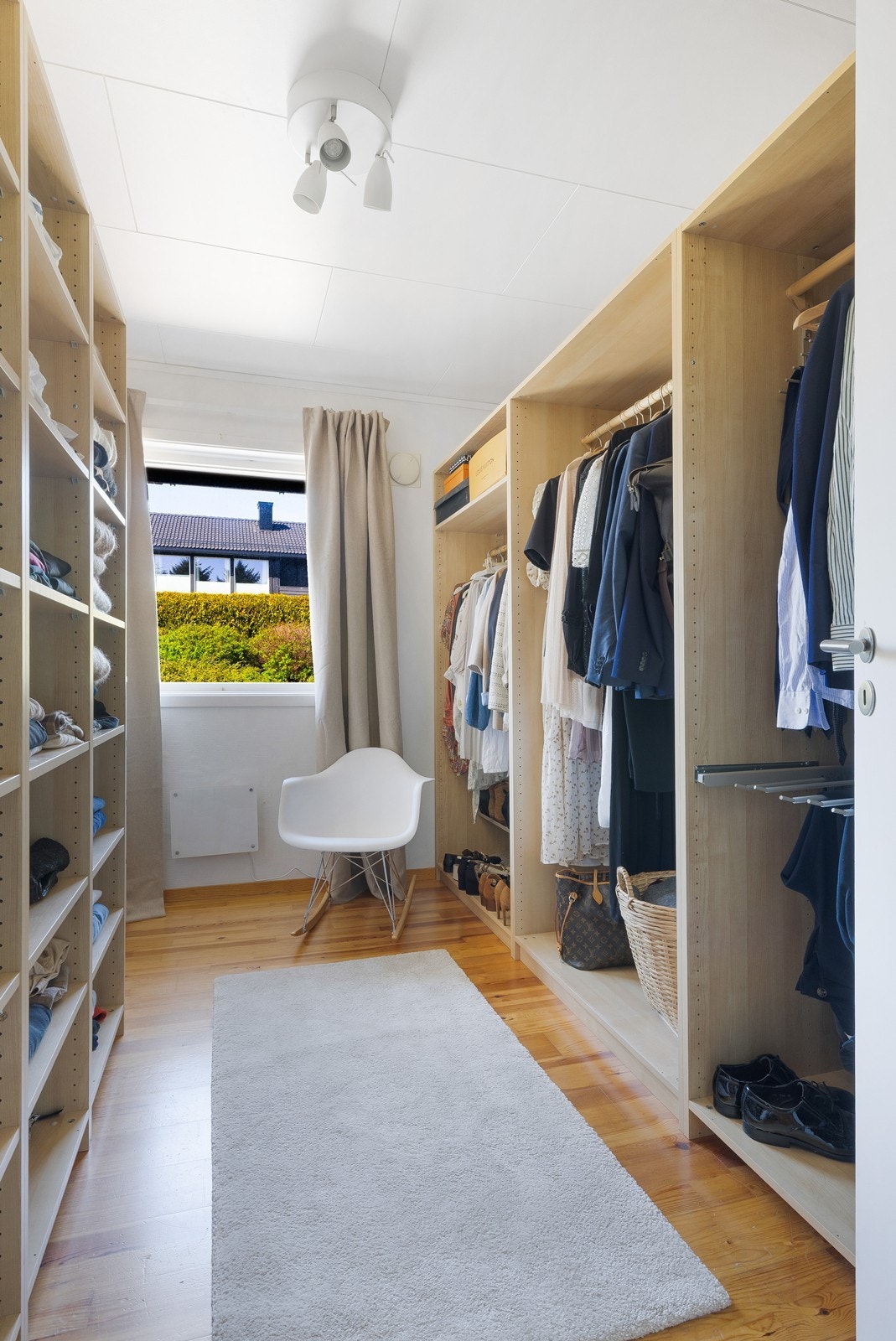 Soverom 2 - brukes i dag til garderoberom "walk-in-closet". Galleribilde