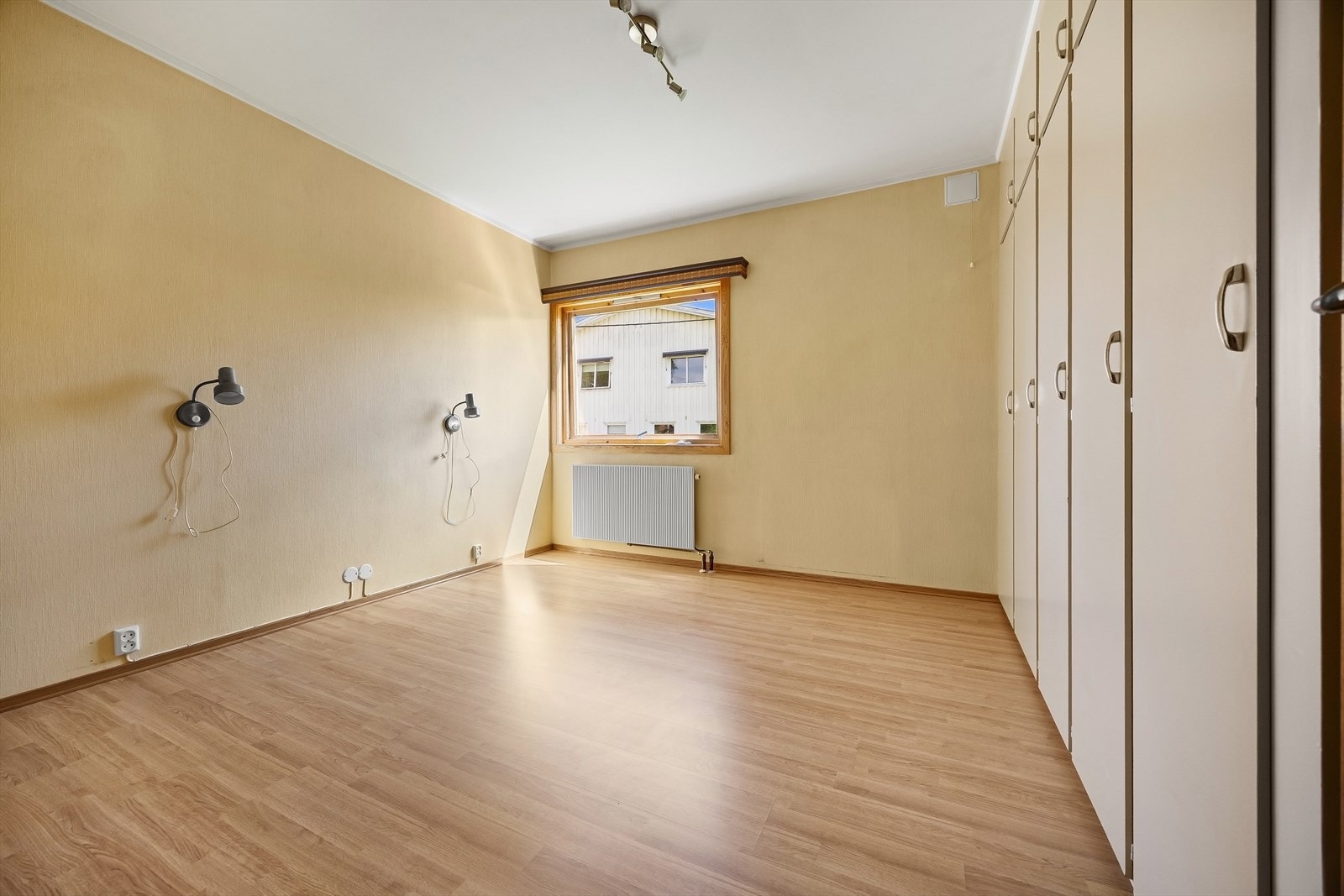 Stort soverom med god lagringsplass. Galleribilde