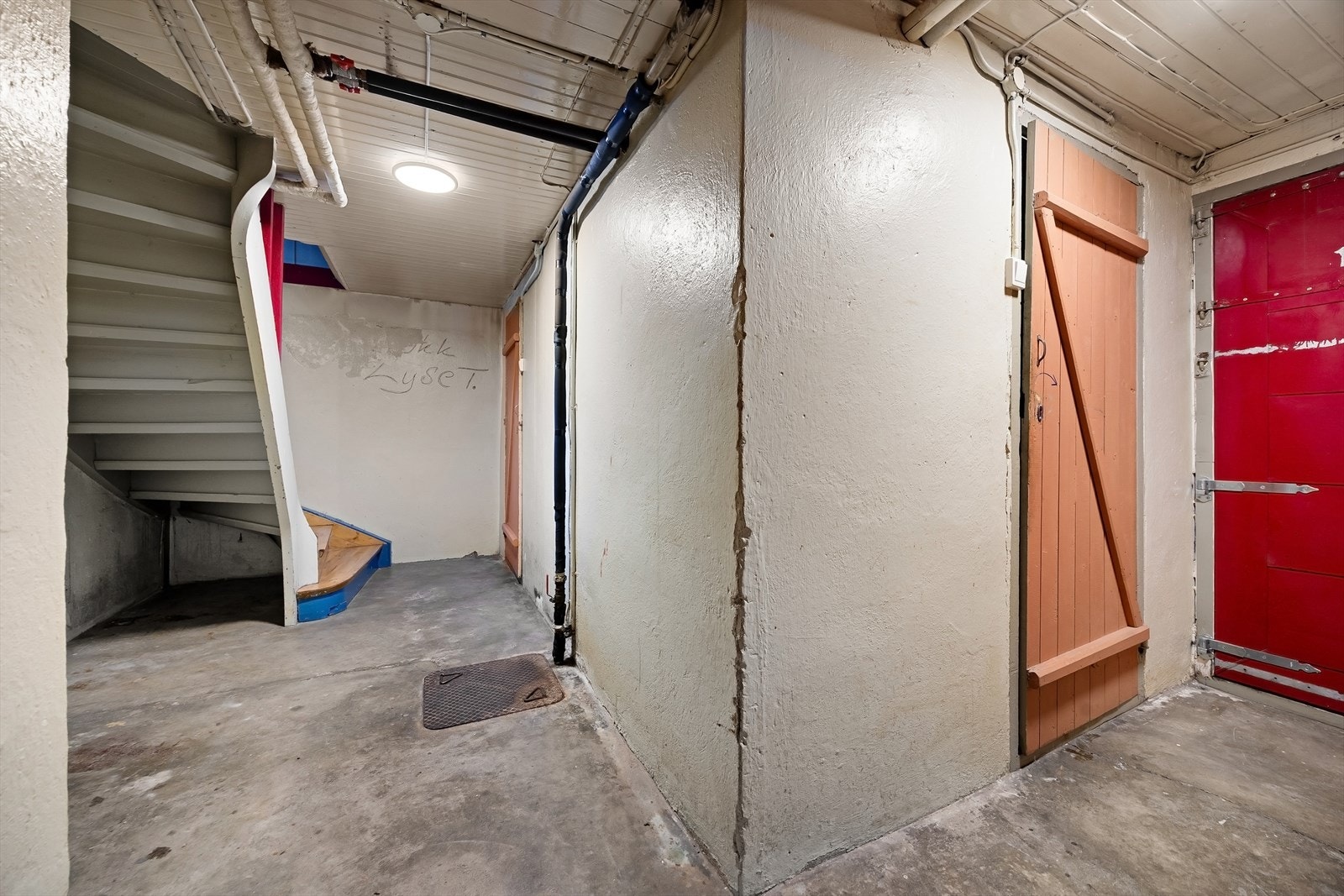 I kjeller er det 10m2 bod som er opplyst å være seksjonert tilhørende denne boenhet (seksjon 2). Ved evt. refordeling av areal på loft er det foreslått fra naboseksjon en byttehandel av denne boden i kjeller. Konferer megler for ytterligere informasjon. Galleribilde