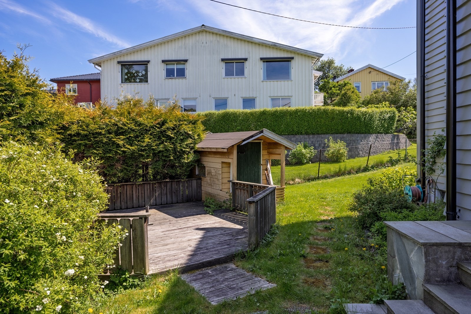 Ved inngangspartiet er det bygget opp en liten terrasseplatting og lekestue. Galleribilde