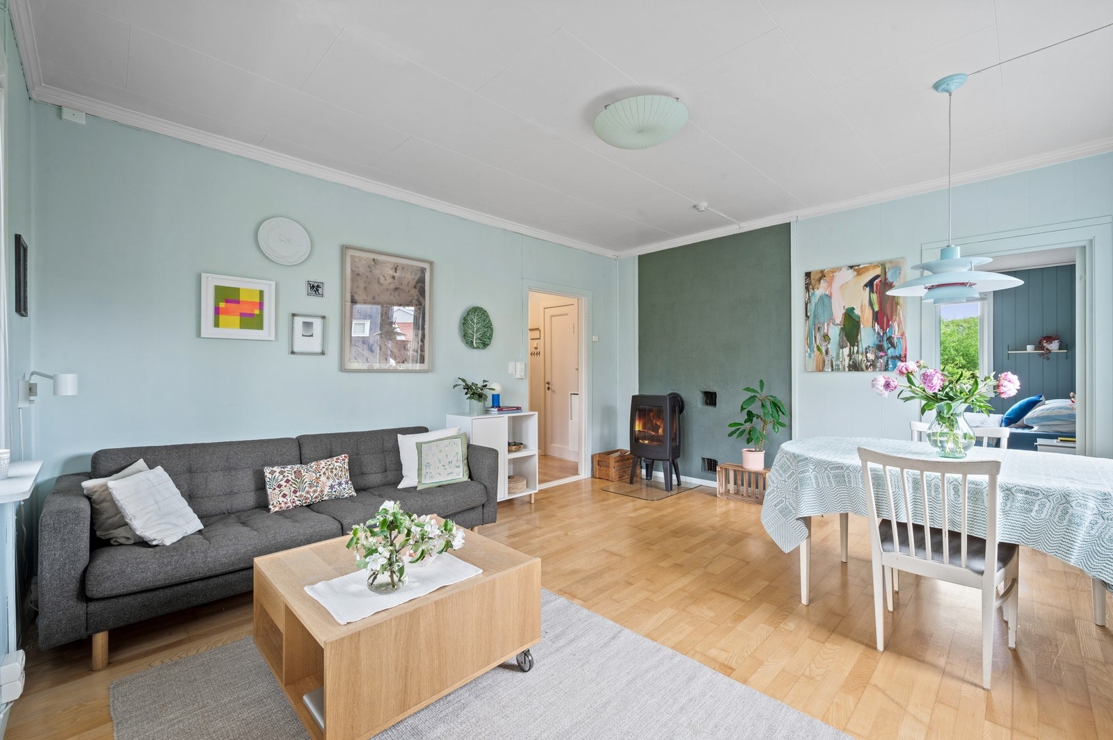 Leiligheten har en flott stue på hele 17,6m² med god plass til ønsket møblement. Galleribilde
