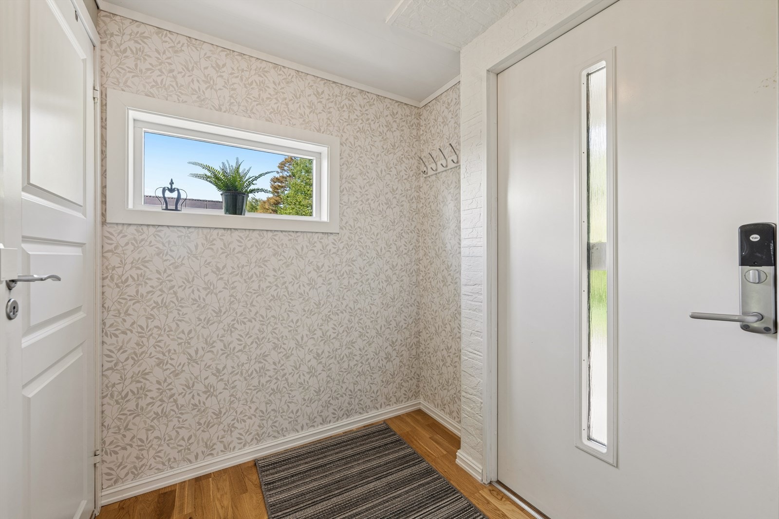 Luftig vindfang som gir en praktisk overgang mellom ute og inne. Her ønskes du velkommen inn! Galleribilde
