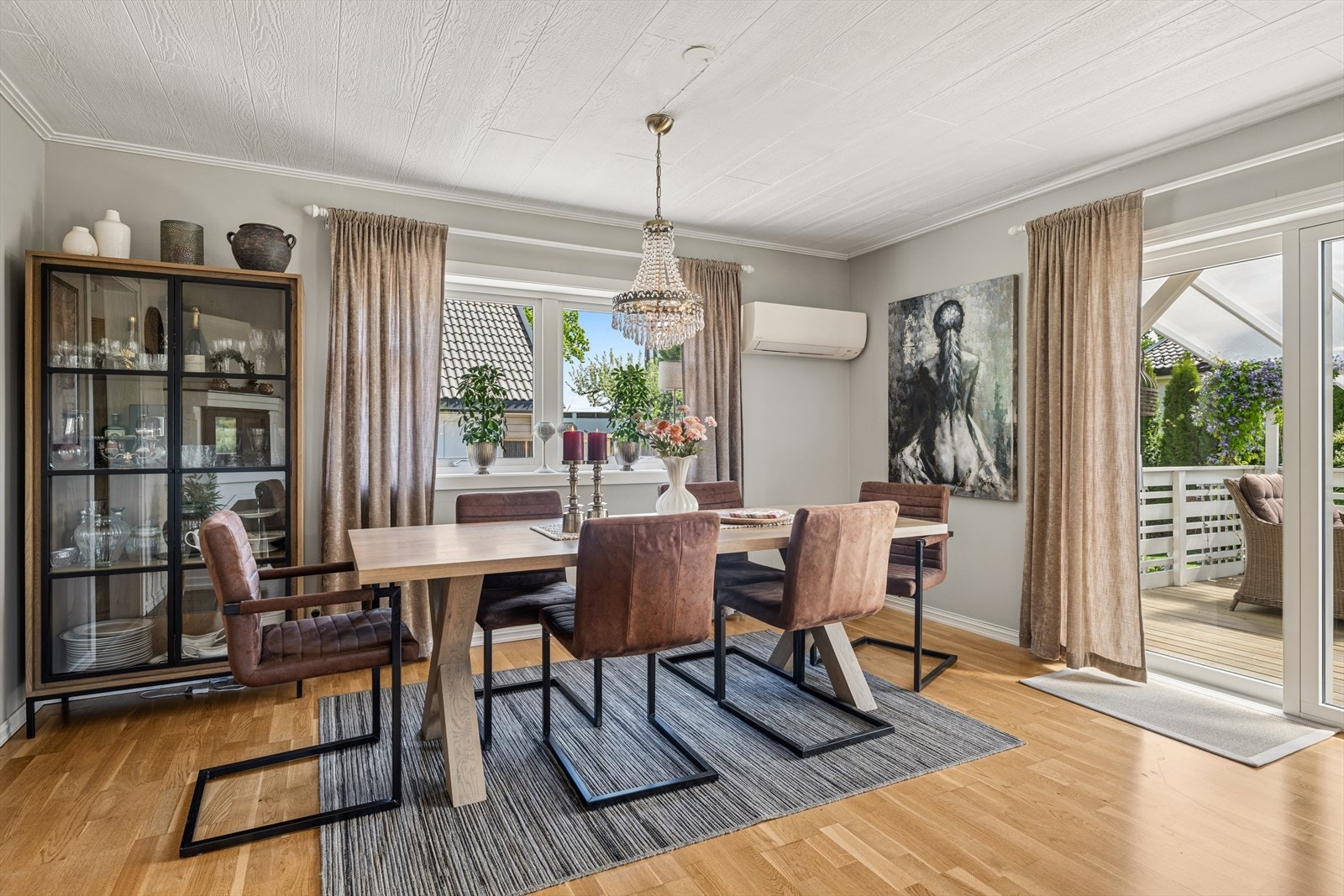 Spisestuen har plass til et stort spisebord og har direkte utgang til terrassen. Et innbydende samlingssted! Galleribilde