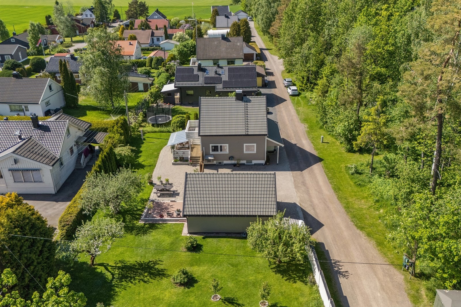 Eiendommen har gjennomgått betydelige oppgraderinger, med blant annet nytt tak, etterisolert kledning og de fleste vinduer skiftet i 2017. Galleribilde
