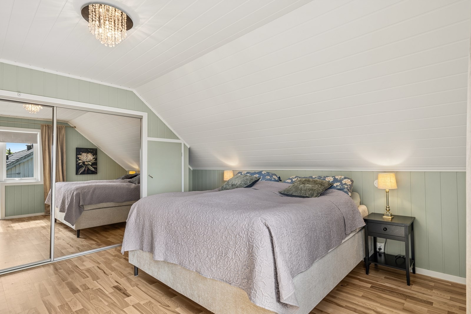 Skyvedørsgarderobe på hovedsoverommet gir rikelig med lagringsplass. Galleribilde
