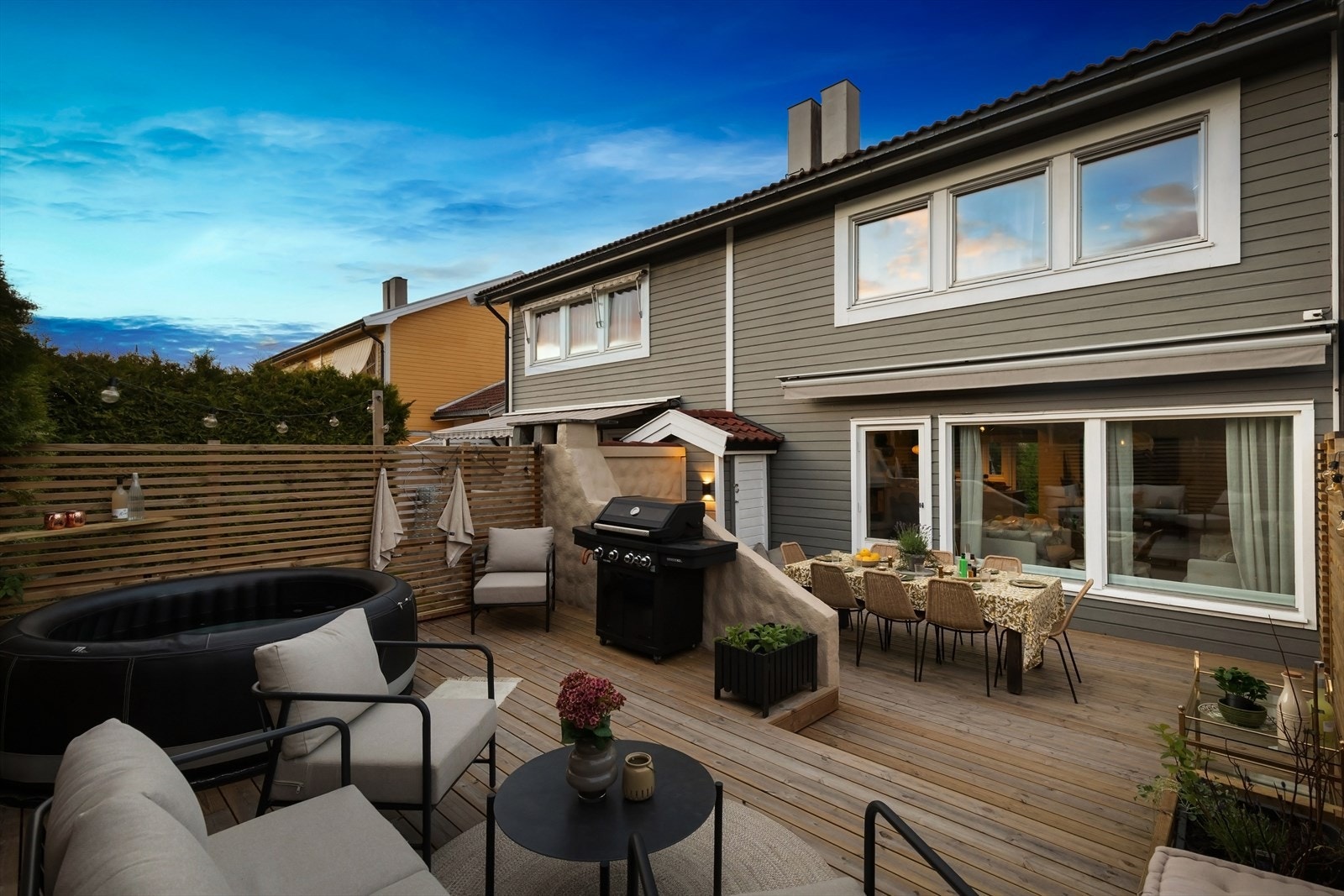 Fra stuen er det utgang til en romslig terrasse som forlenger oppholdsarealet og skaper en naturlig overgang mellom inne- og uterom. Galleribilde