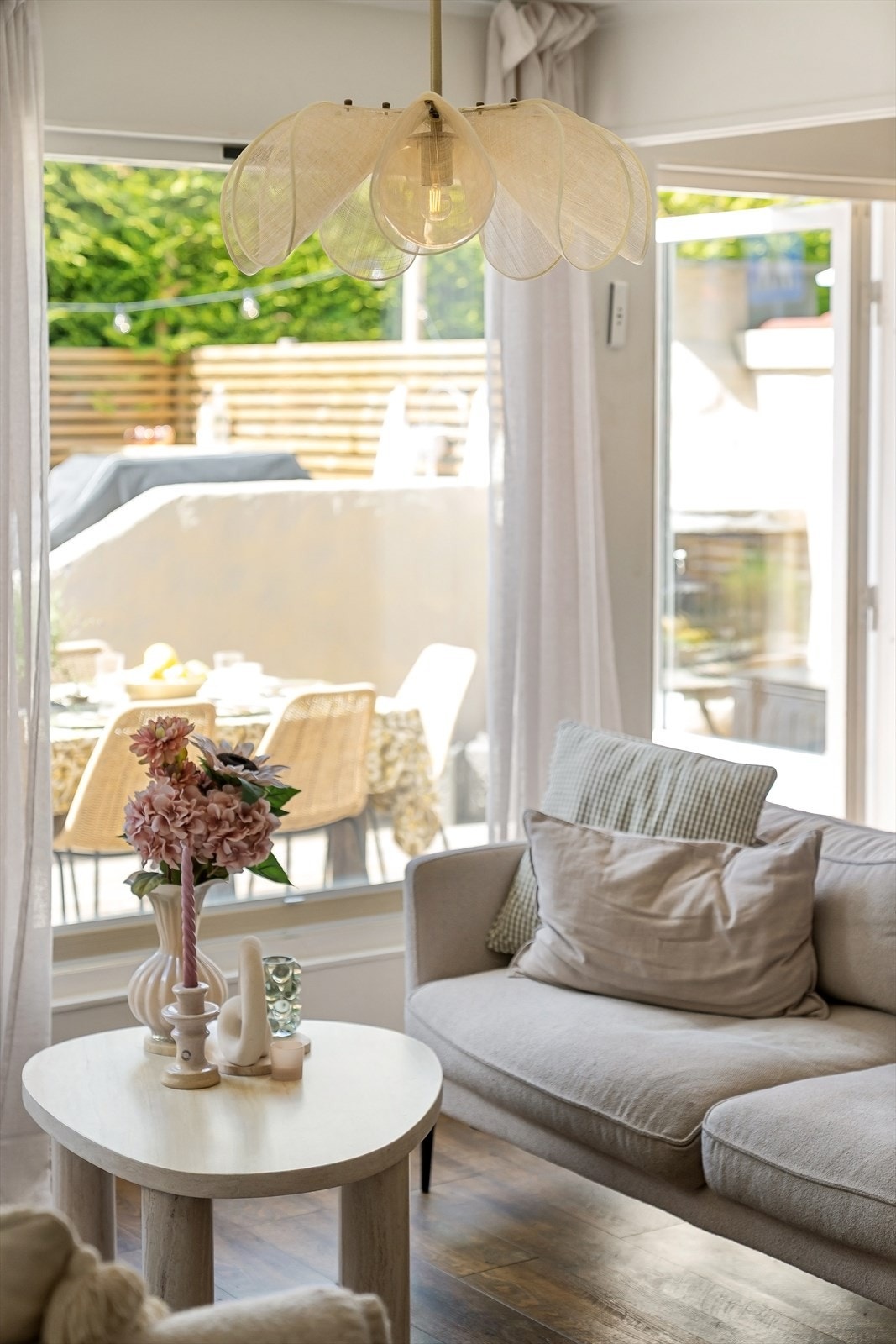 De store vindusflatene gir mye naturlig lys. Galleribilde