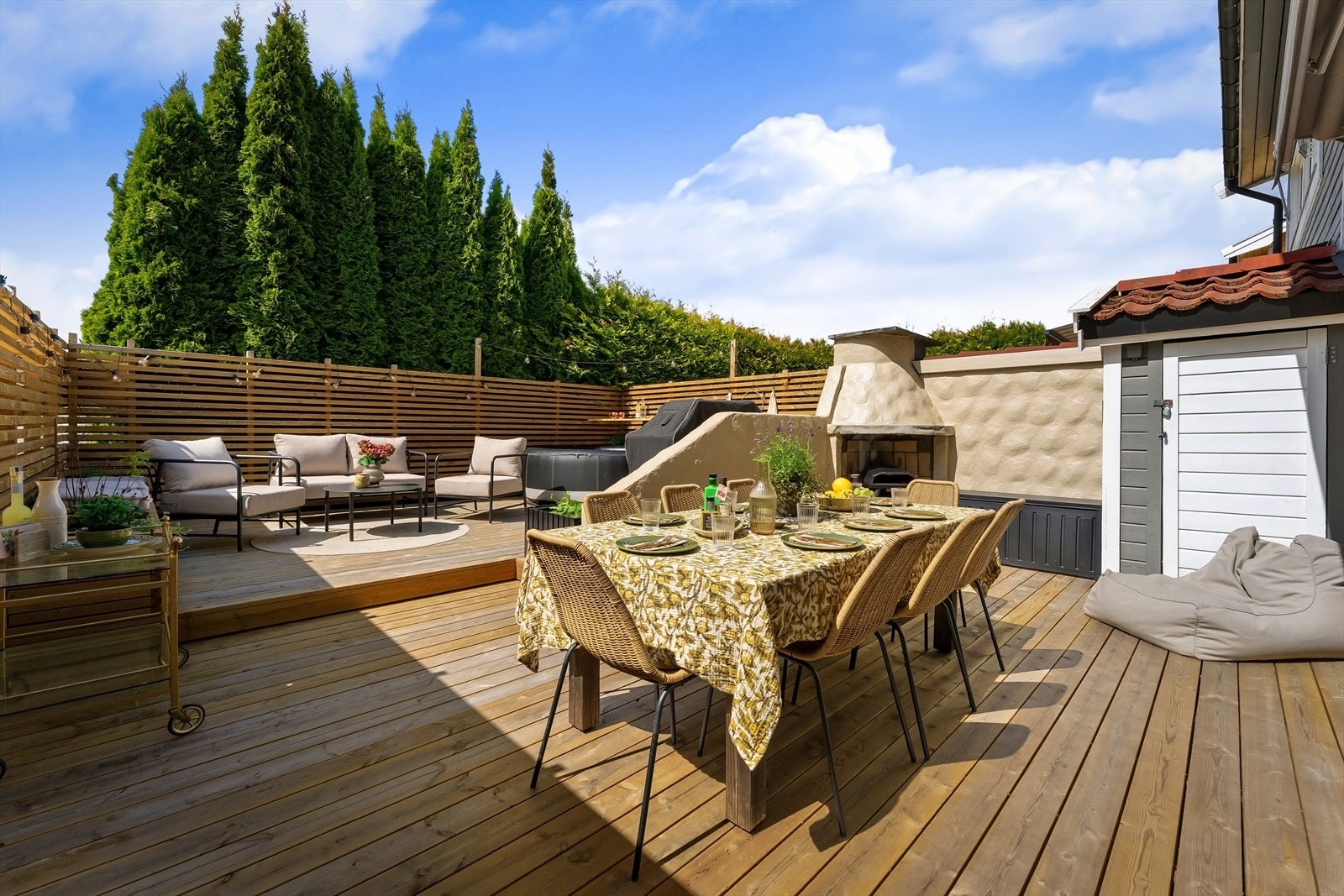 Hyggelig terrasse med gode solforhold, som gir en fin ramme for avslapning, måltider og sosiale sammenkomster utendørs. Galleribilde