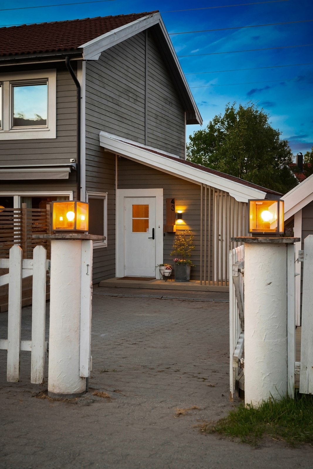 Flott inngangsport og inngjerdet eiendom, en trygg og skjermet ramme rundt boligen med god følelse av privatliv. Galleribilde