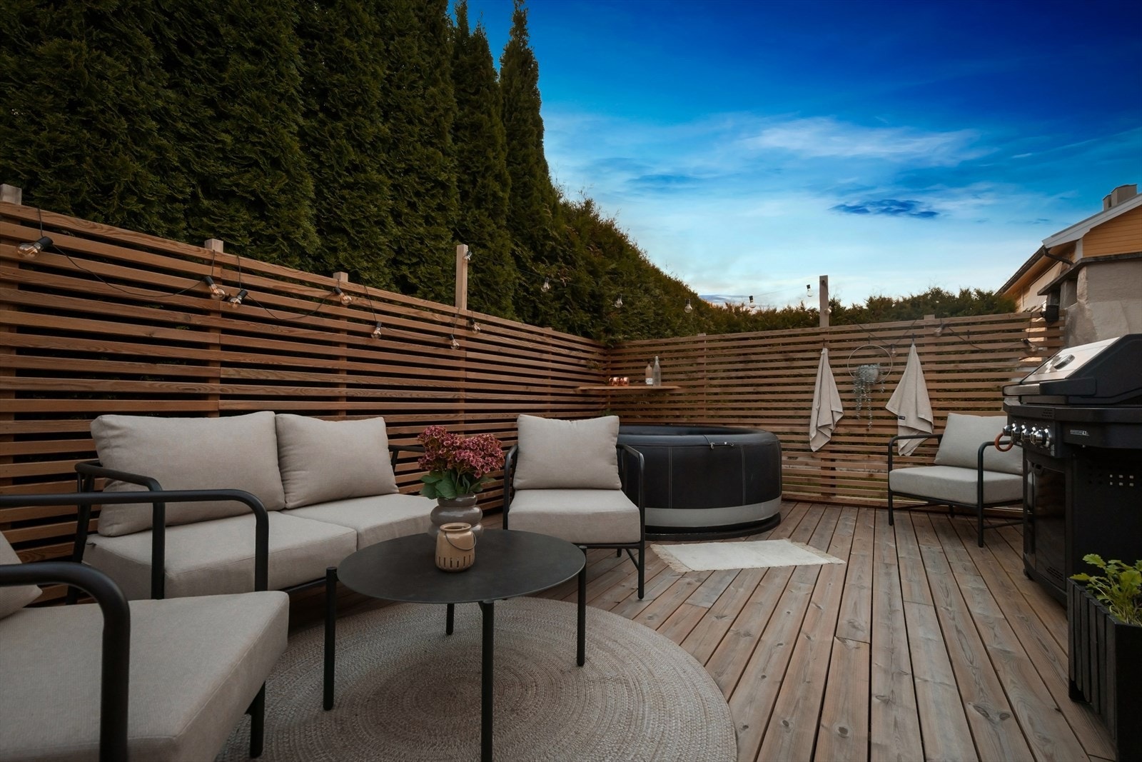 Skjermet terrasse med basseng som et naturlig midtpunkt, som gir en eksklusiv og privat uteplass med gode solforhold og avslappet atmosfære. Galleribilde
