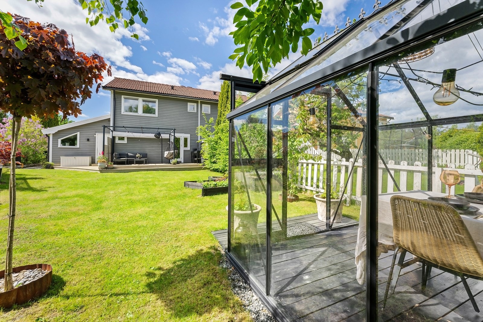 Drivhus gir fine muligheter for dyrking og hageglede. Galleribilde
