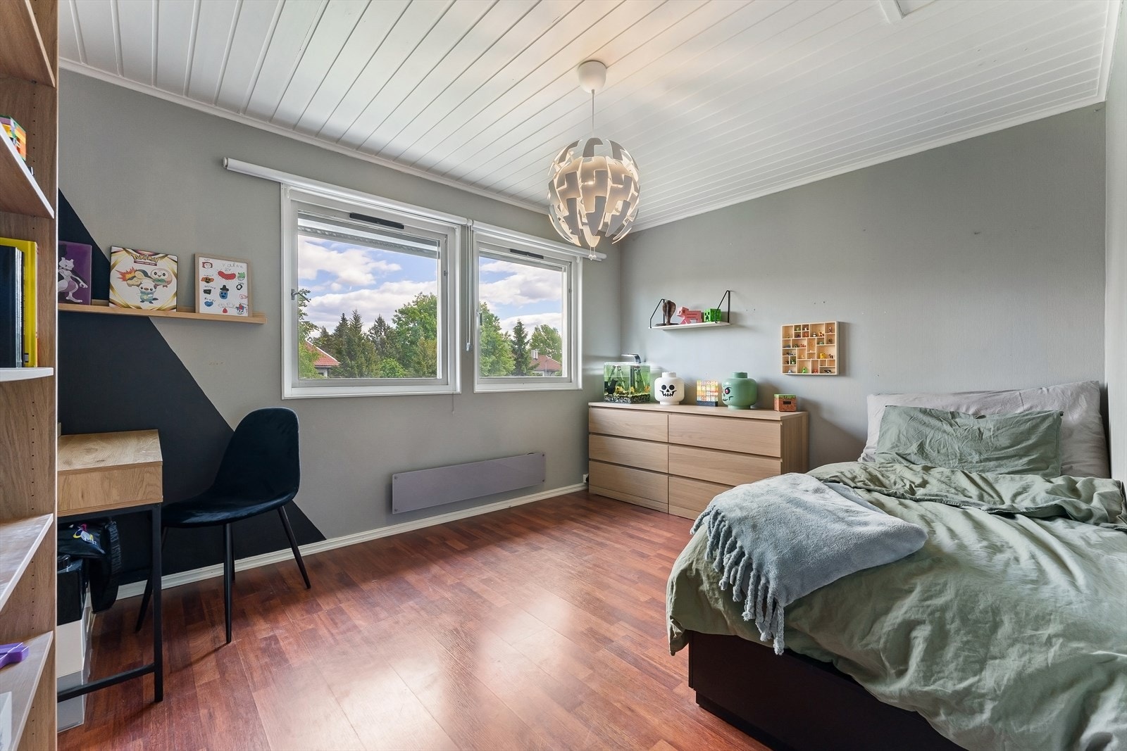 Soverom 3 fremstår pent og anvendelig, med gode møbleringsmuligheter og en rolig ramme som egner seg godt som barnerom, gjesterom eller kontor. Galleribilde