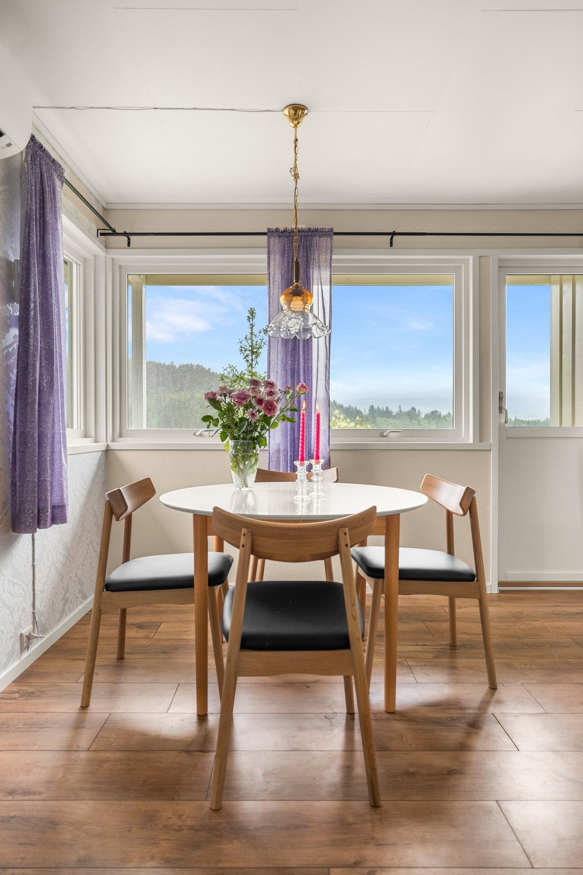 I tillegg til vedovnen er det oppvarming via varmepumpe, som sørger for et godt inneklima i boligen. Galleribilde