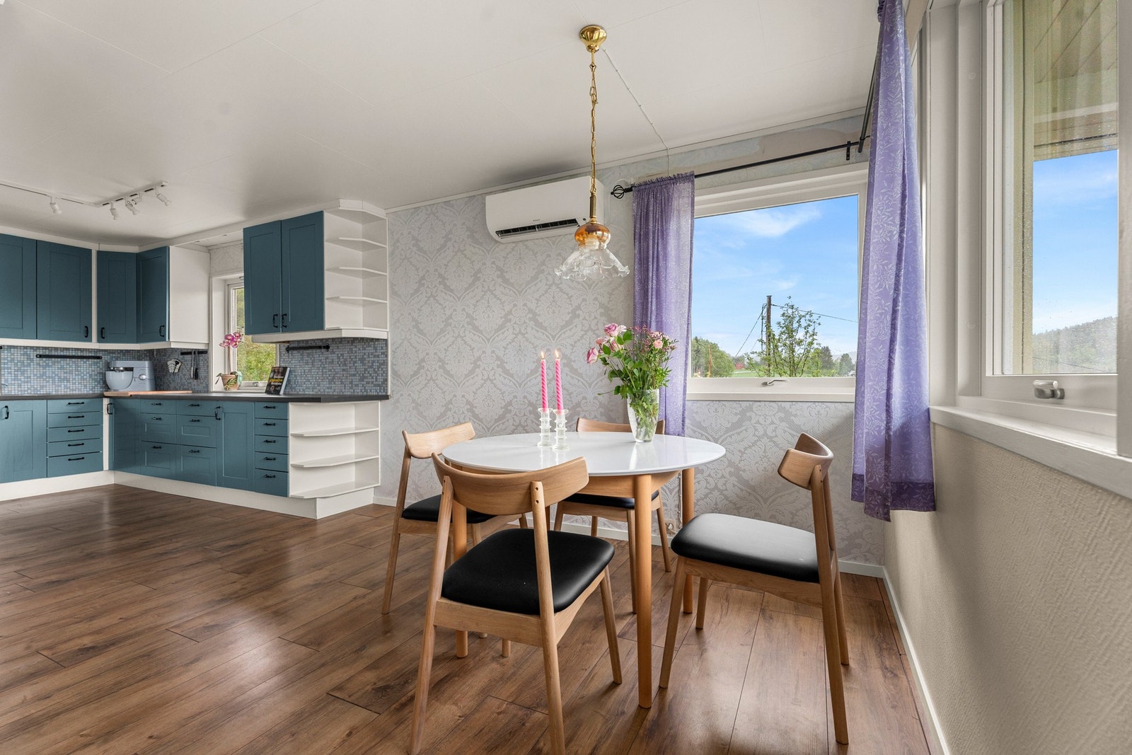 Den åpne løsningen mellom stue og kjøkken skaper en naturlig og hyggelig plass for spisebordet. Galleribilde