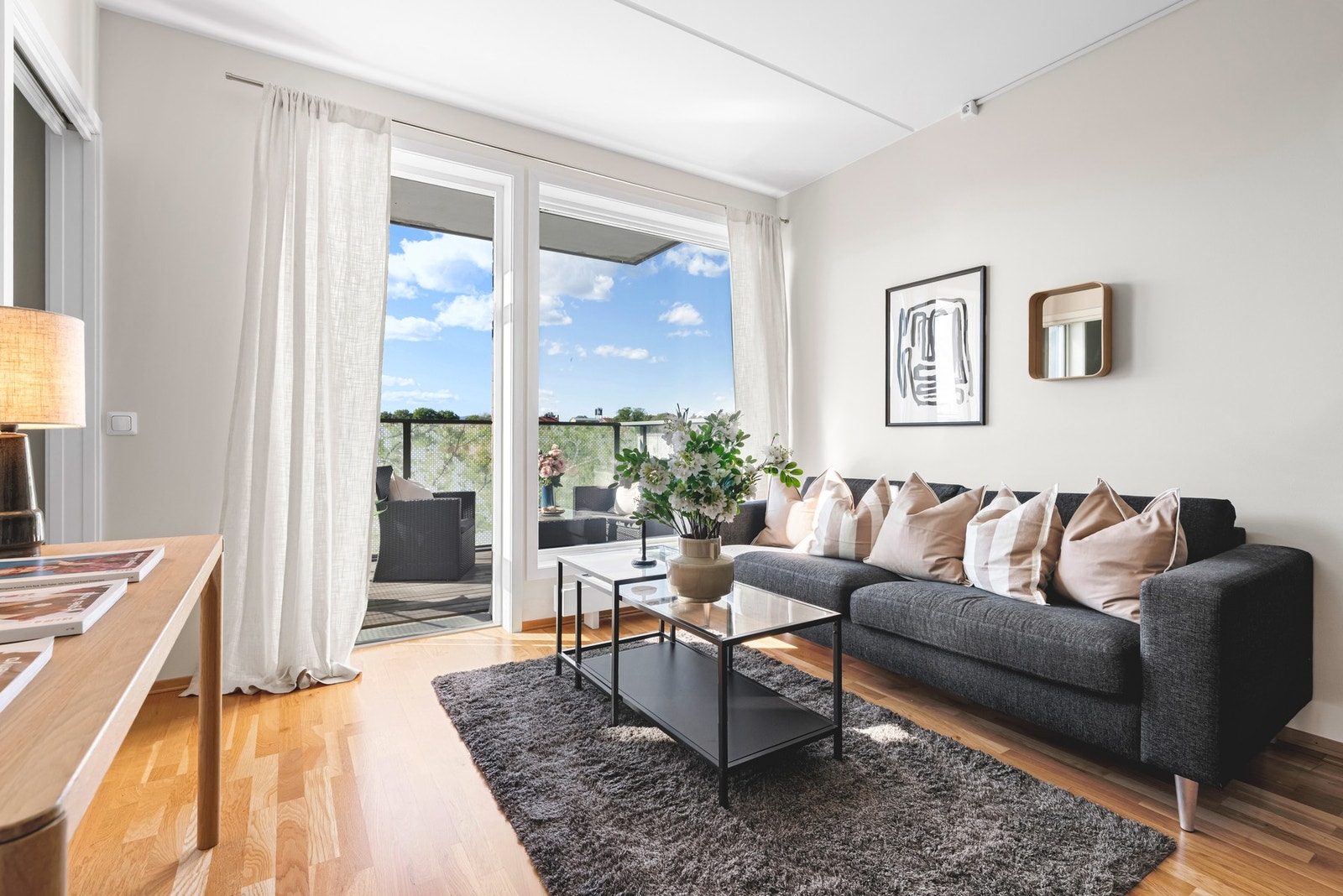 Fra vinduet og balkongen får du rikelig med naturlig lysinnslipp. Galleribilde
