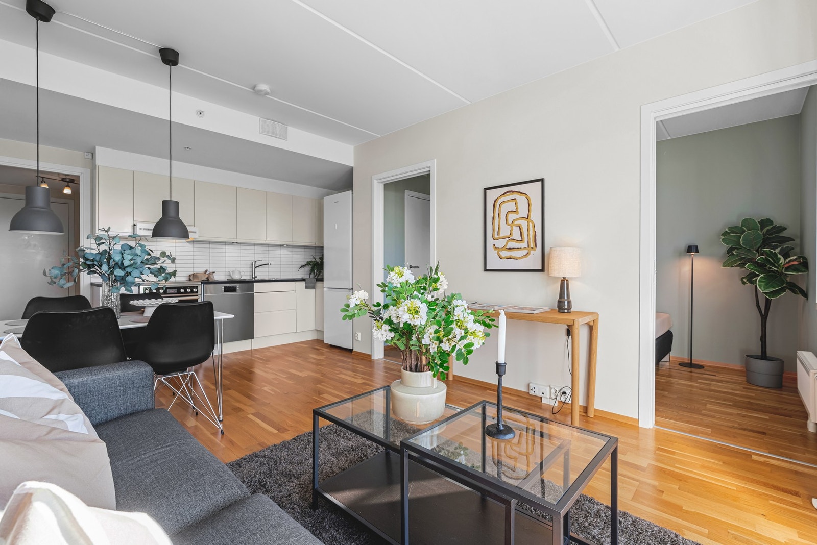 Møbler med sofa, stuebord, TV-møblement, spisemøbler og annen interiør passende din stil. Galleribilde