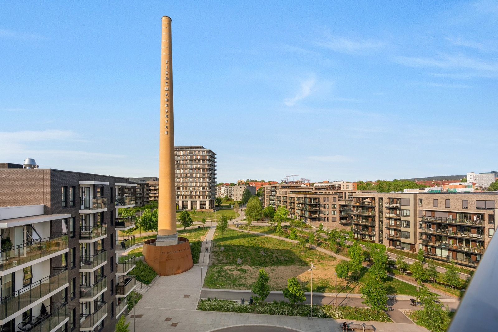 Tiedemannsparken byr på tur- og sykkelveier, vannspeil og lekeområder. Galleribilde