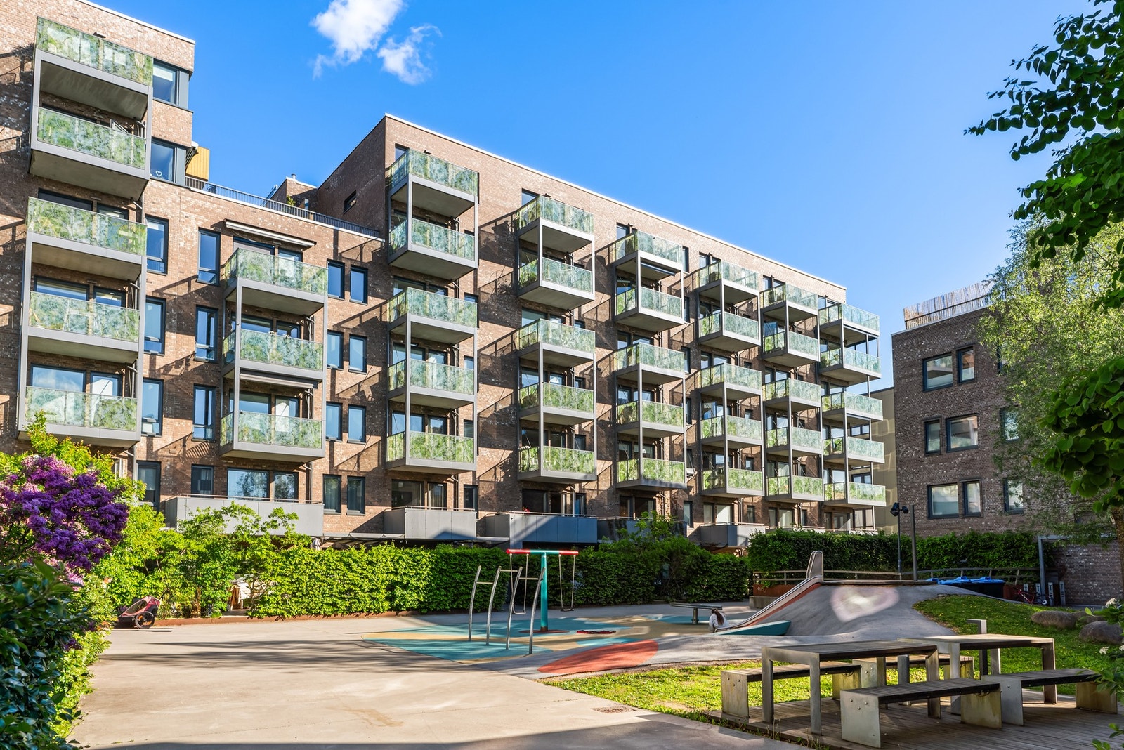 Leiligheten har en sentral og attraktiv beliggenhet i et flott boligområde i populære Tiedemannsbyen. Galleribilde