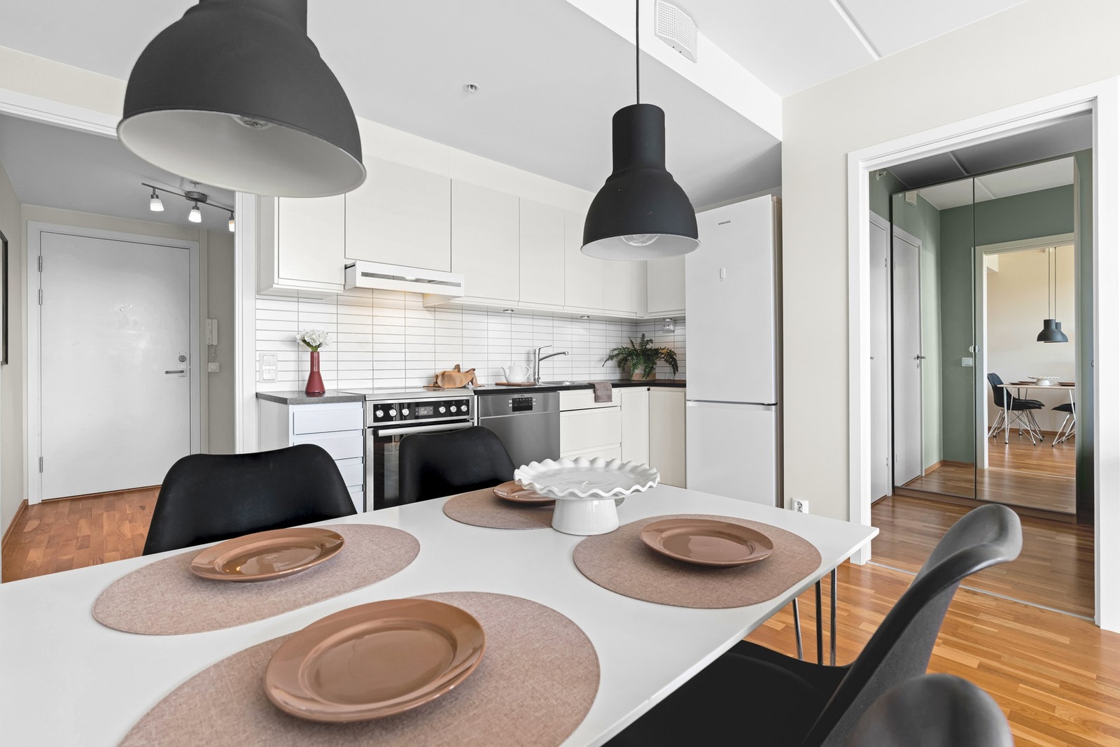 Belysning under høyskapene og tilgang på stikkontakt for kaffemaskin og lignende. Galleribilde