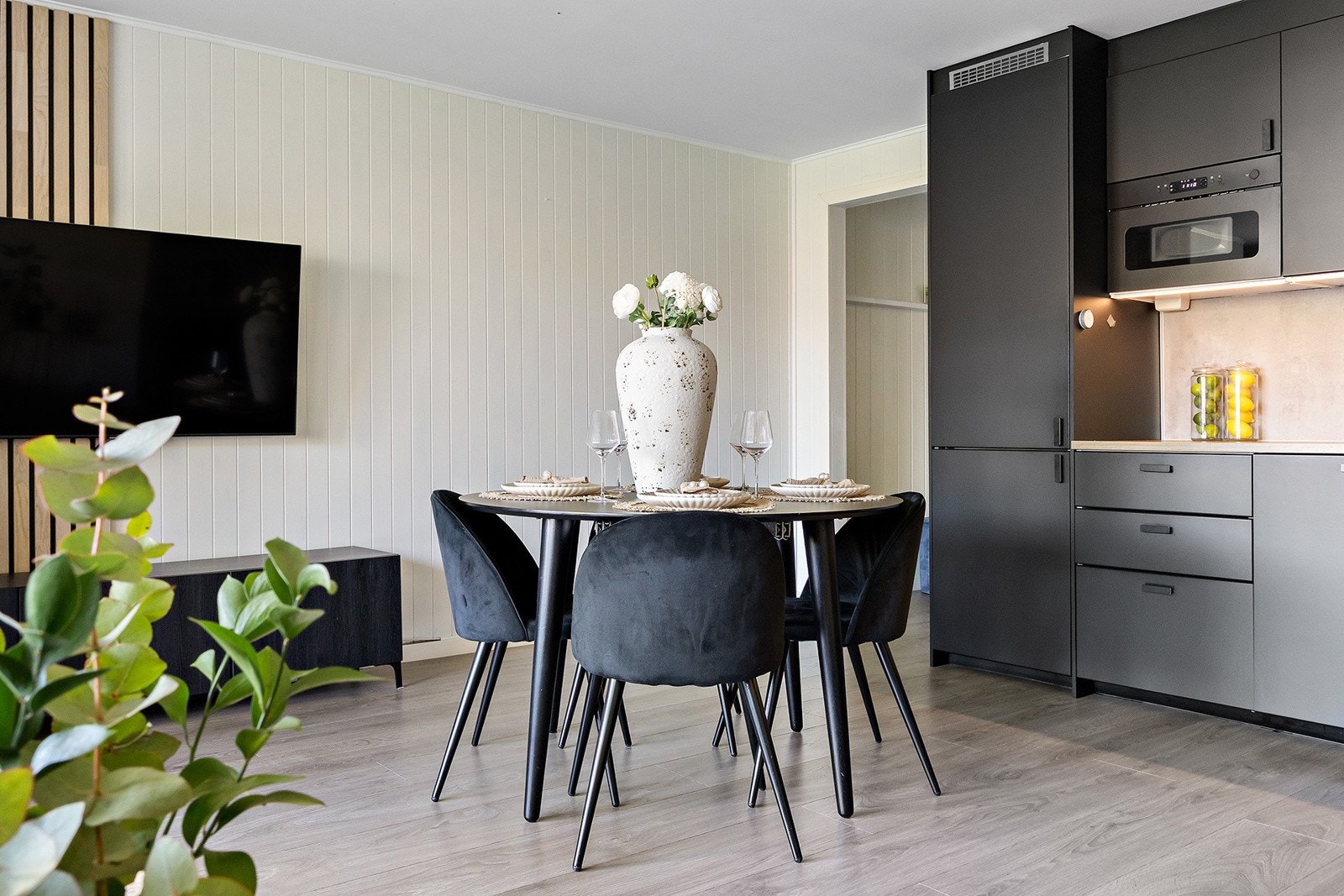 Kjøkkeninnredning med slette fronter og laminat benkeplate. Galleribilde