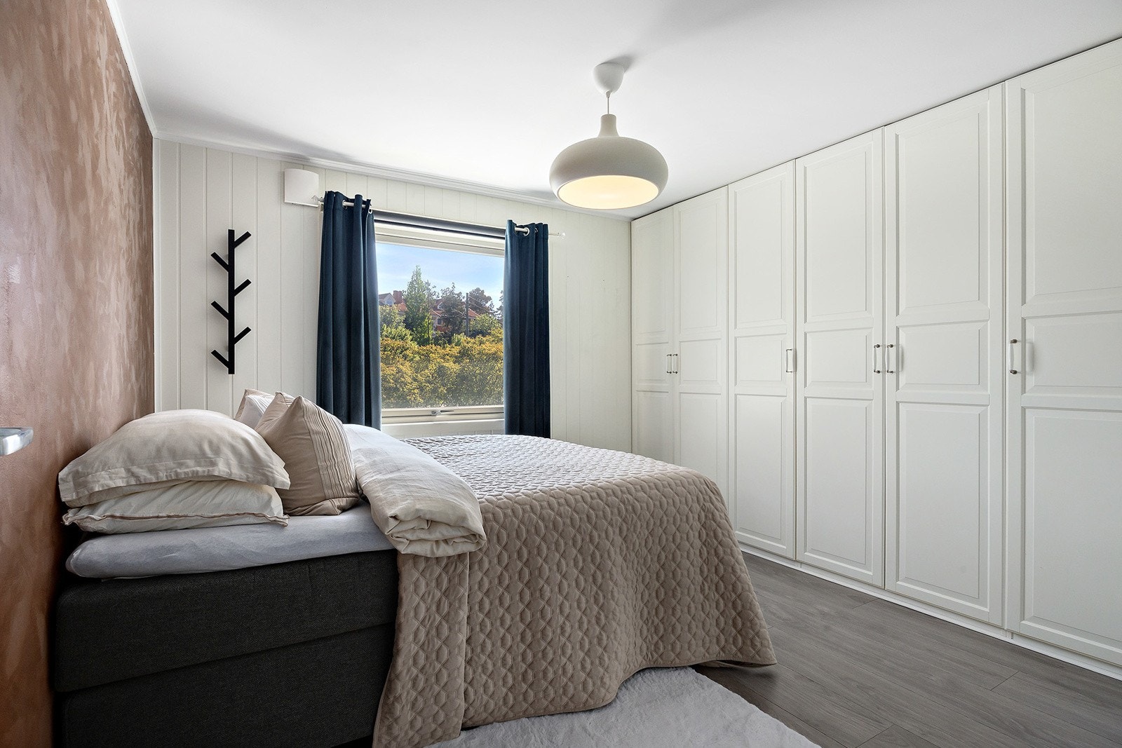 Stort soverom med garderobeskap. Galleribilde