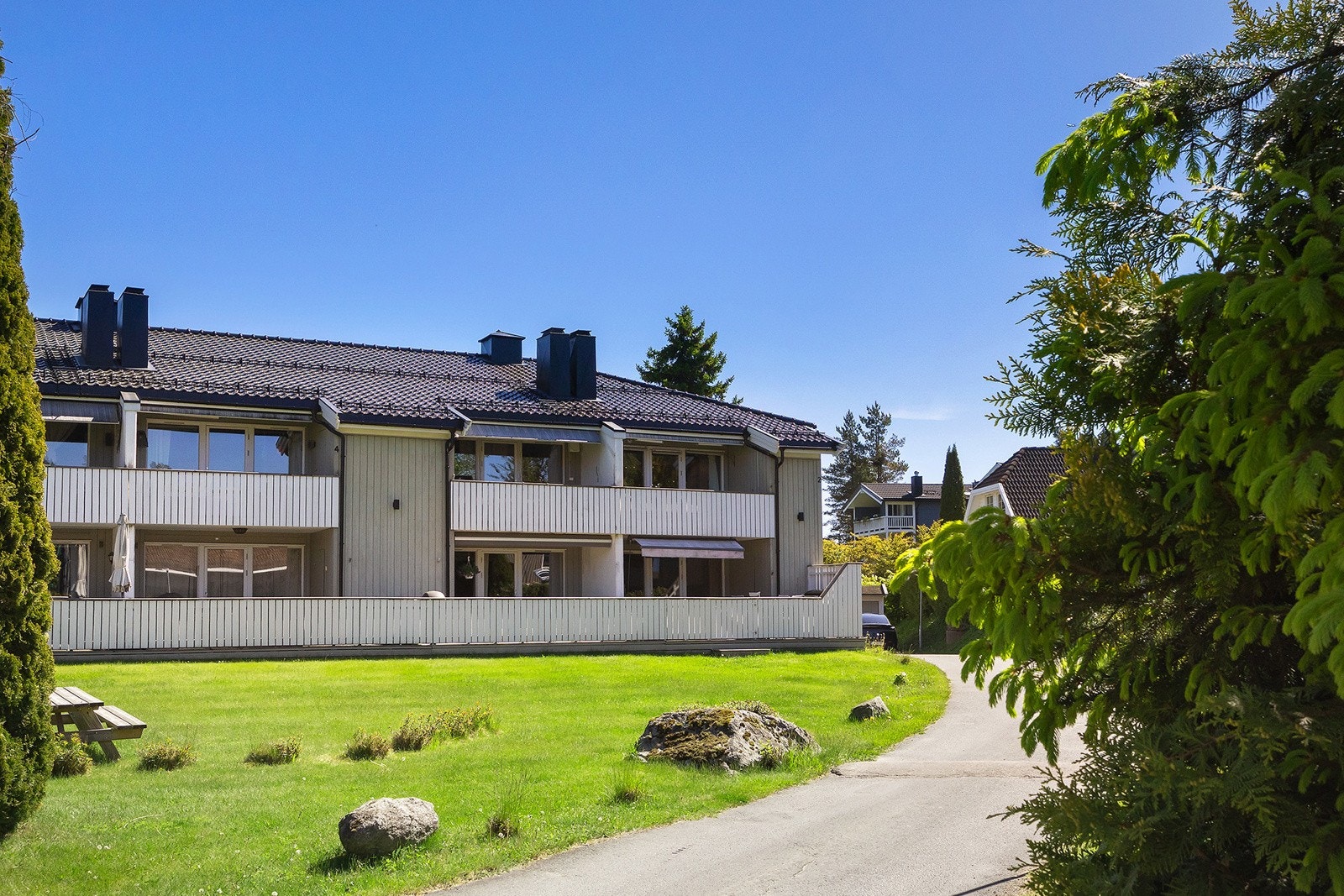 Eiendommen ligger i et rolig, veletablert og barnevennlig boligområde på Rasta i Lørenskog kommune. Galleribilde