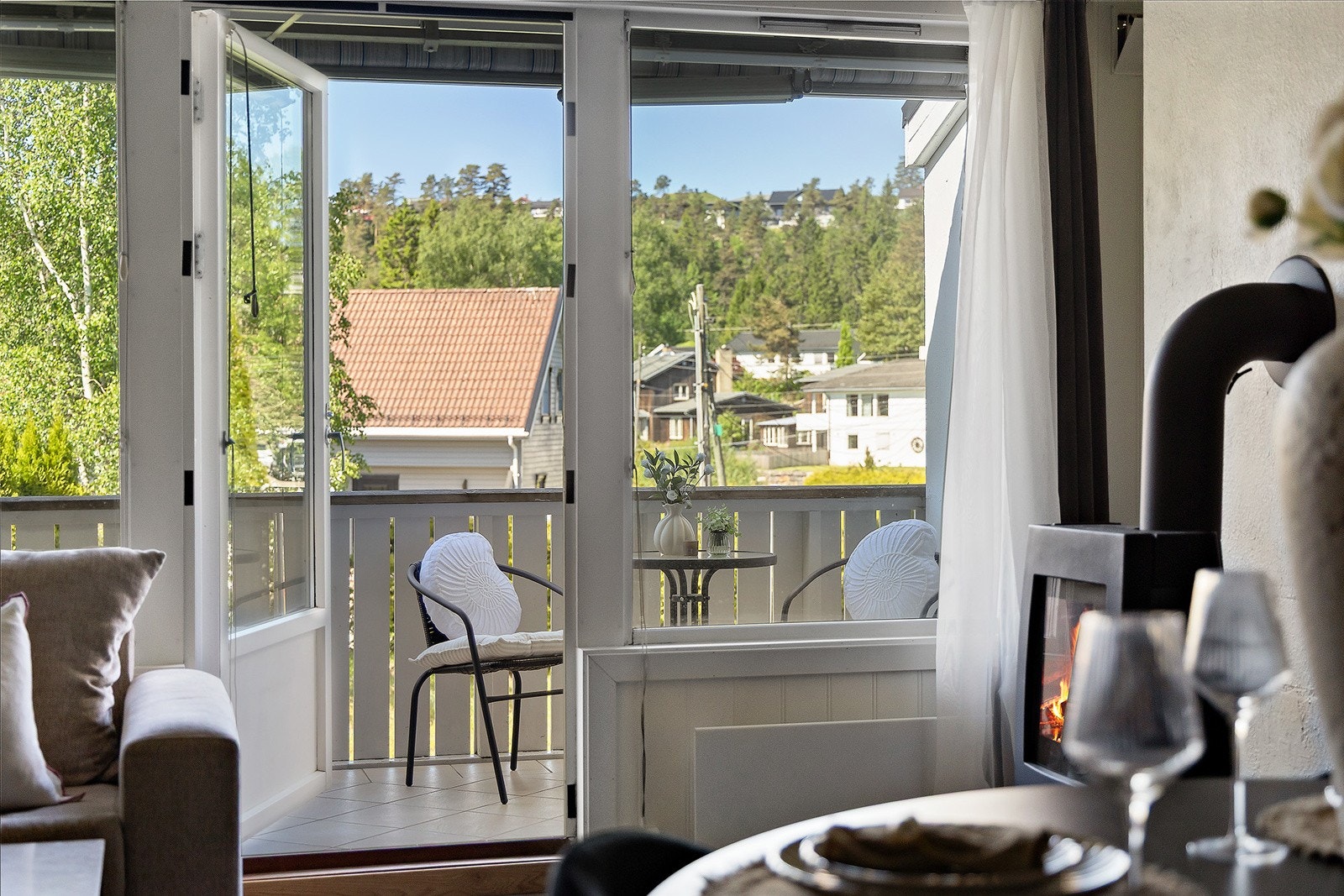 Store vindusflater slipper inn godt med naturlig lys til stuen. Galleribilde