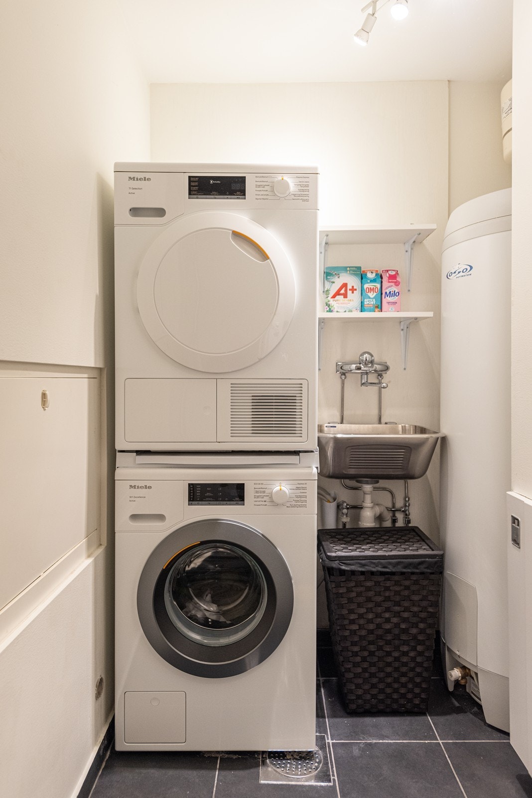 Vaskerom med gulvvarme og sluk. Utstyrt med bereder, opplegg for vaskemaskin, skyllekum, rørfordelingsskap og stoppekran ventilasjonsanlegg Galleribilde